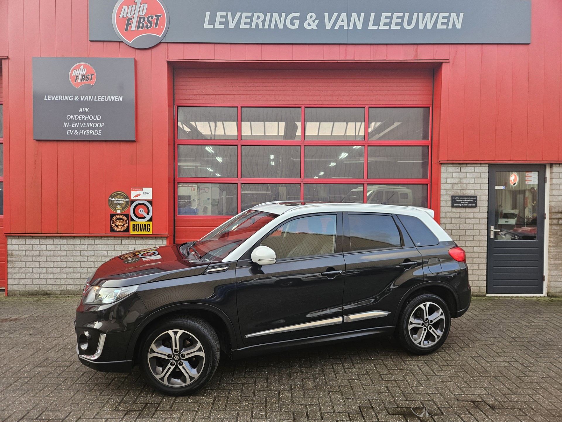 Suzuki Vitara 1.6 High Executive Navigatie/ Apple Carplay/ Trekhaak/ Panoramadak/ Rijklaarprijs!