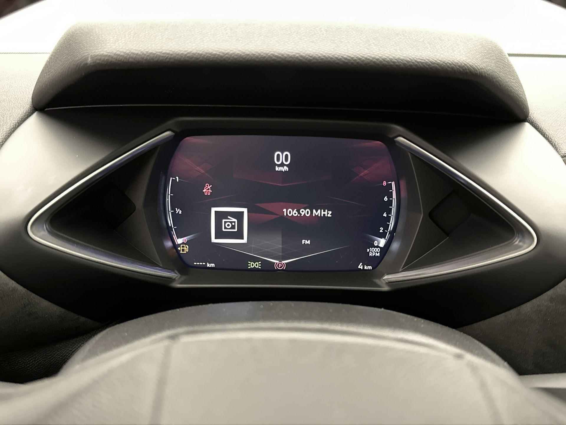 DS 3 SUV Performance Line 100 pk | Navigatie | Achteruitrijcamera | Parkeersensoren Voor en Achter | Alcantara Bekleding | Dodehoek Detectie | LED Koplampen | Climate Control | Cruise Control | 17" Lichtmetalen Velgen | Apple Carplay/Android Auto | - 19/31