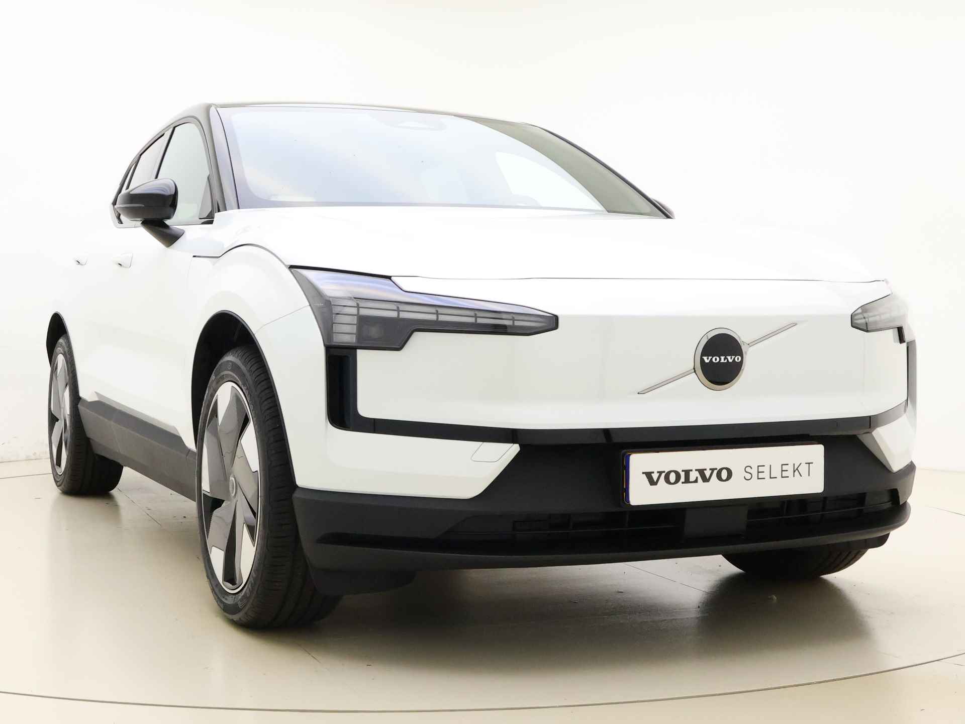 Volvo EX30 Single Motor Extended Range Plus 69 kWh / 1.000 km's DEMO / Warmtepomp / Getint glas / 19" / H&K Audio / Adapt. Cruise / Elektr. Achterklep / - 21/37