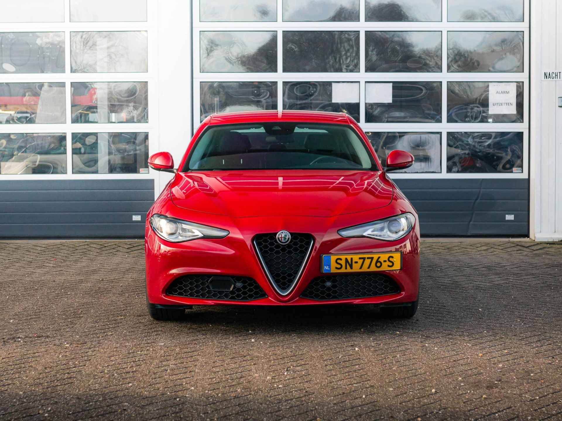 Alfa Romeo Giulia 2.0T Super | Leder | Xenon | 19"| Apple Carplay | Camera | PDC | Stoel&Stuur Verwarming | Rosso Alfa - 2/31