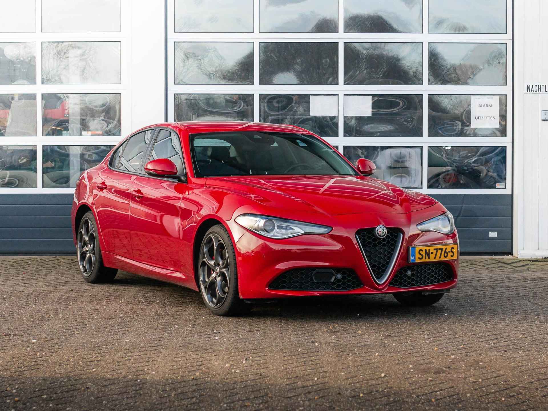 Alfa Romeo Giulia 2.0T Super | Leder | Xenon | 19"| Apple Carplay | Camera | PDC | Stoel&Stuur Verwarming | Rosso Alfa - 3/31