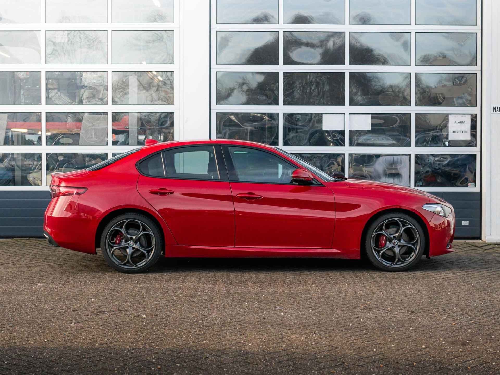 Alfa Romeo Giulia 2.0T Super | Leder | Xenon | 19"| Apple Carplay | Camera | PDC | Stoel&Stuur Verwarming | Rosso Alfa - 4/31