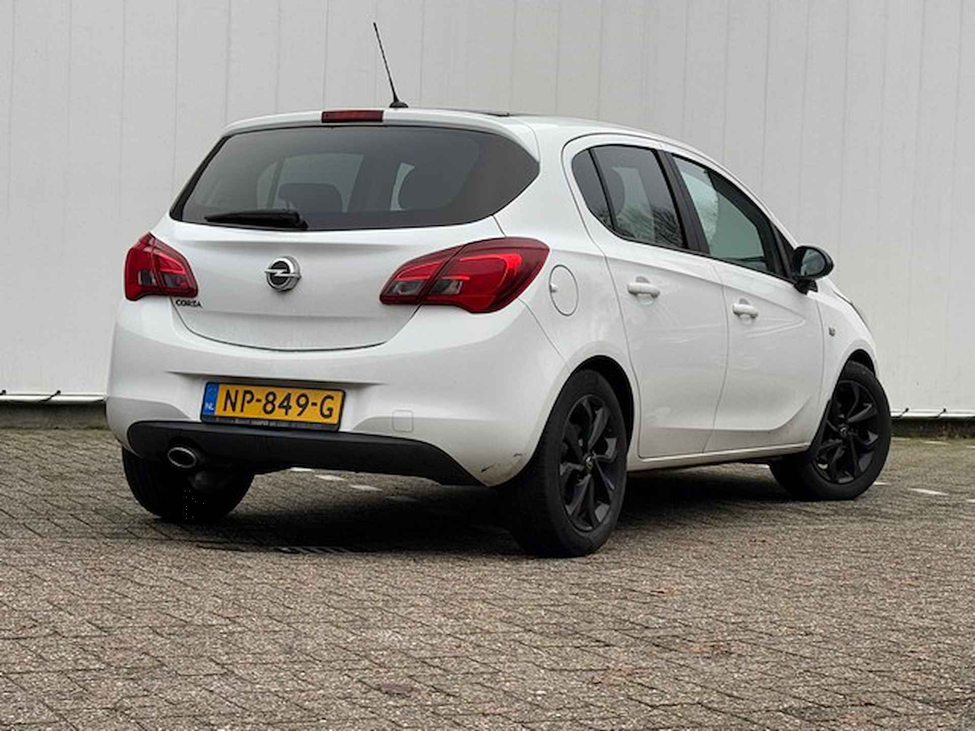 Opel Corsa 1.4 Color Edition met Navigatie via CarPlay, Stoel/Stuurverwarming, Dealer Onderhouden! - 2/12