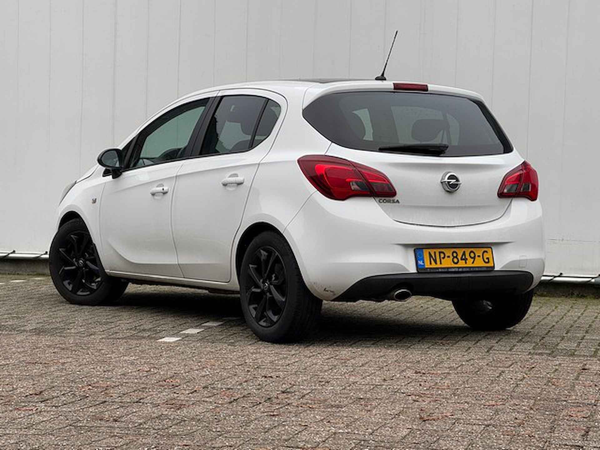 Opel Corsa 1.4 Color Edition met Navigatie via CarPlay, Stoel/Stuurverwarming, Dealer Onderhouden! - 4/12