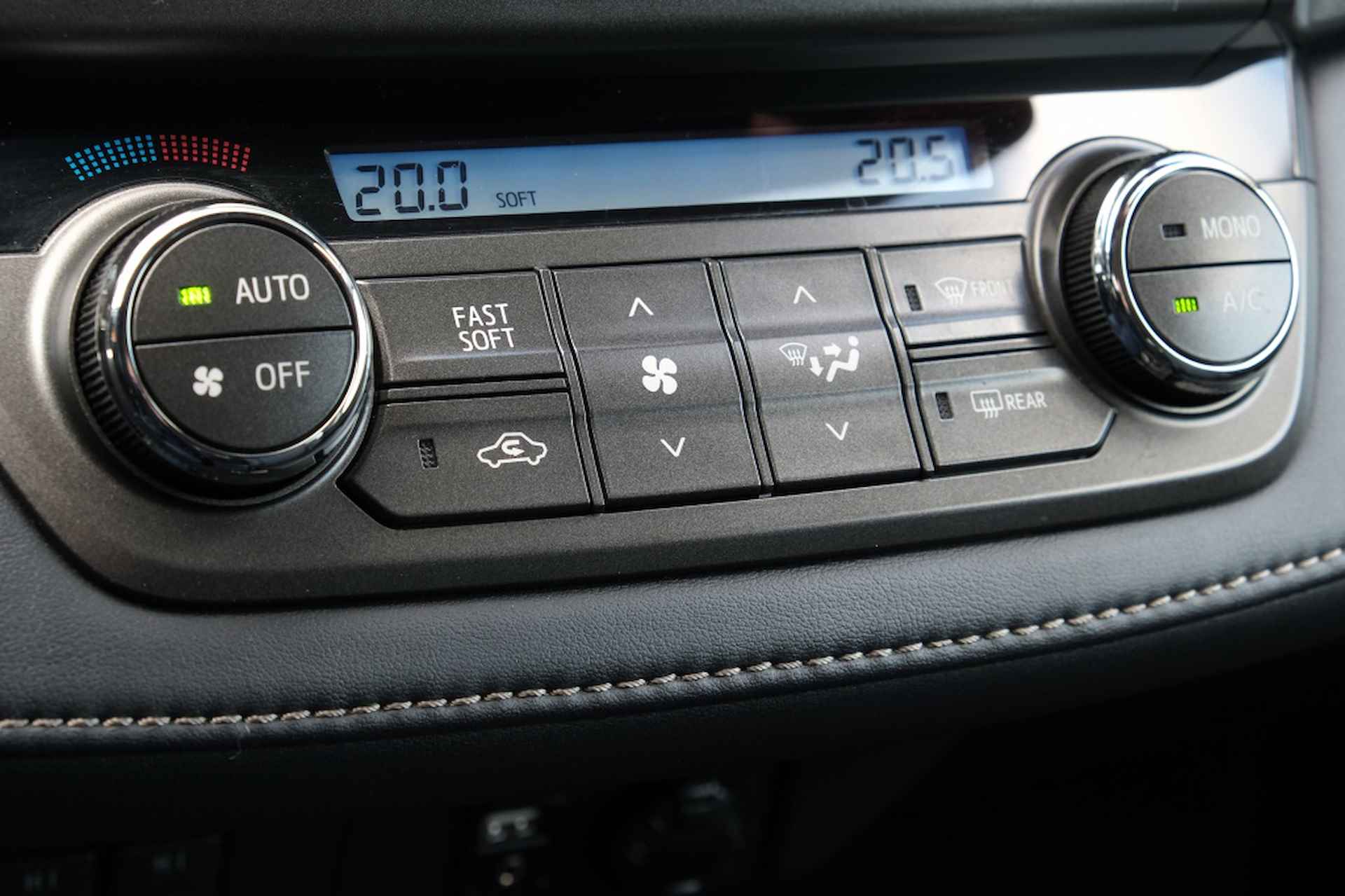 Toyota RAV4 2.0 VVT-i 151PK AWD Executive Business Automaat | 1500 kg trekge - 28/40