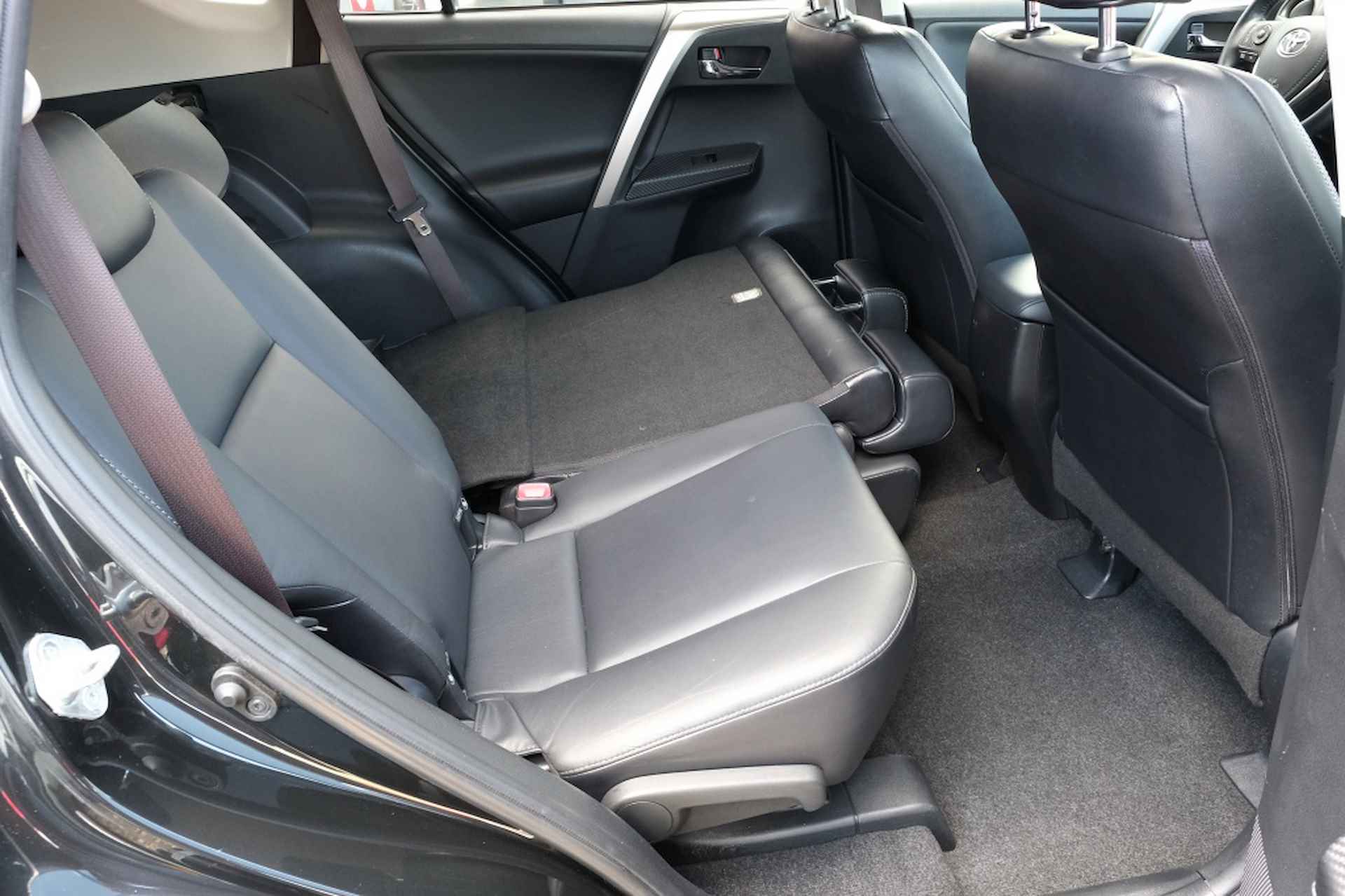 Toyota RAV4 2.0 VVT-i 151PK AWD Executive Business Automaat | 1500 kg trekge - 31/40