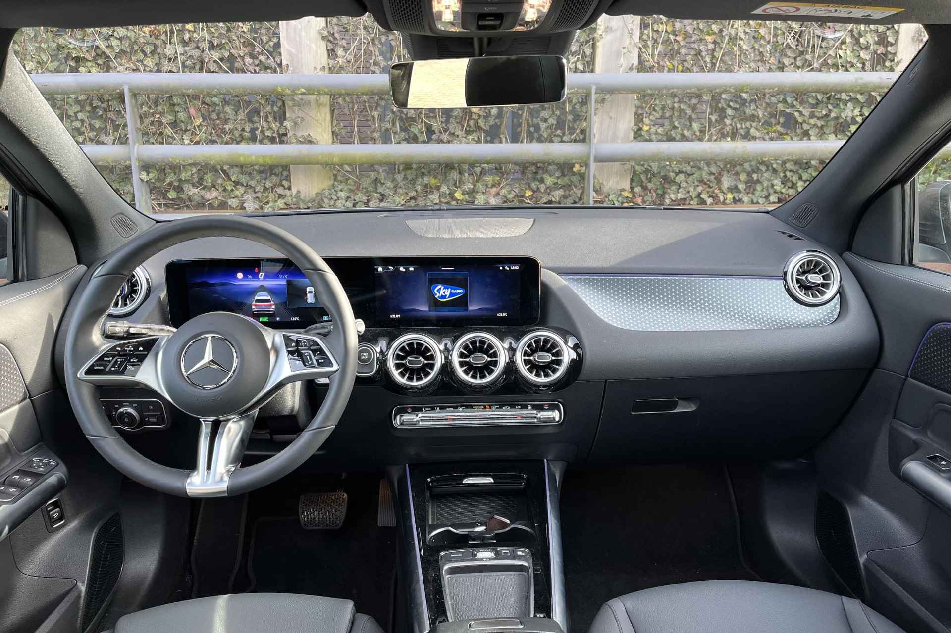 Mercedes-Benz EQA EQA 250+ Luxury Line | Premium Pakket | Panoramadak | LED | Advanced Sound System | Sfeerverlichting | Stoelverwarming | Keyless-Go | Camera - 3/32