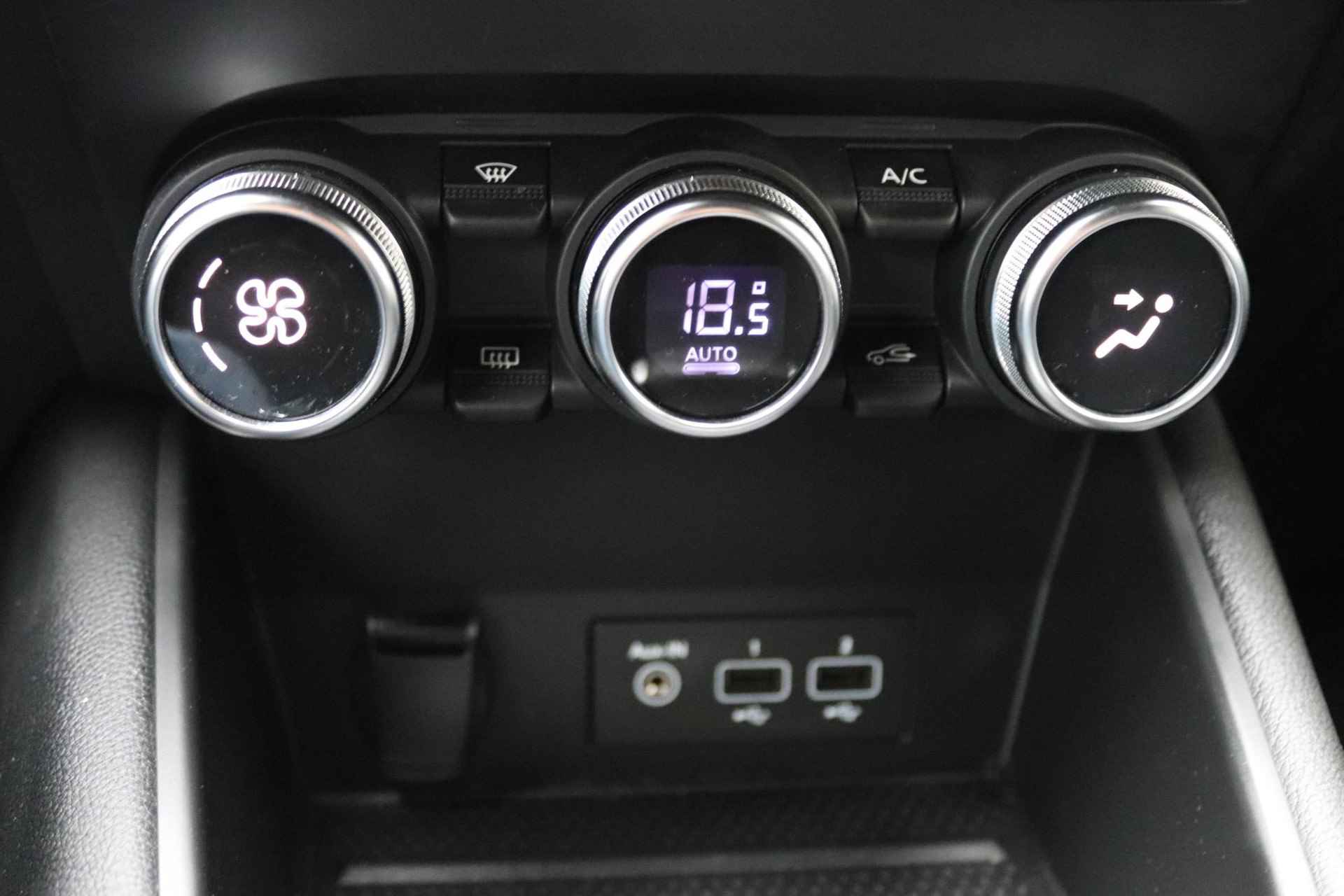 Renault Captur 1.6 E-Tech Hybrid 145 SL Rive Gauche | Navigatie 9,3" | Apple Carplay | Climate Control | LED koplampen | Camera | Parkeersensoren | LMV 18" | Two-Tone | - 9/34