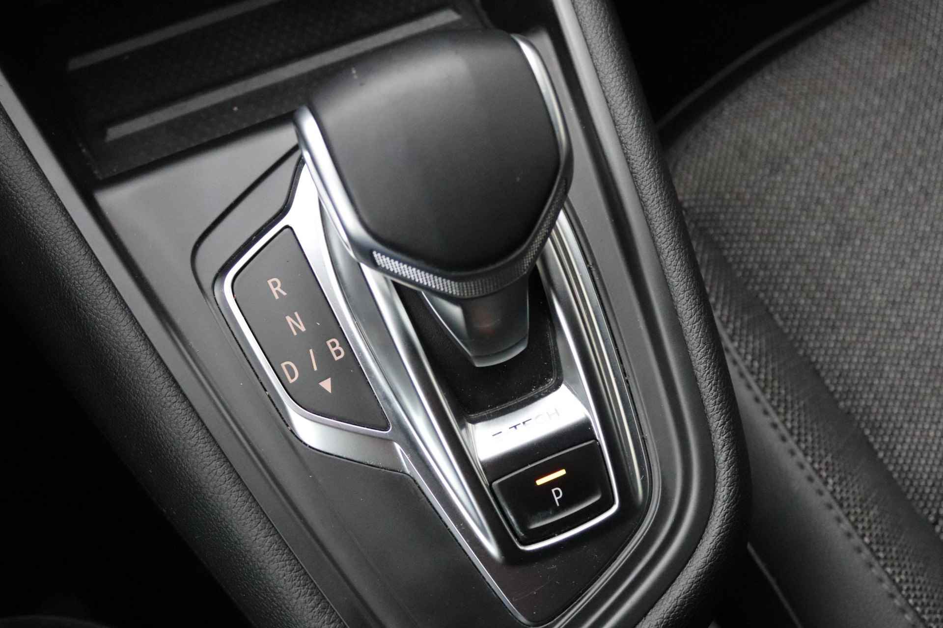 Renault Captur 1.6 E-Tech Hybrid 145 SL Rive Gauche | Navigatie 9,3" | Apple Carplay | Climate Control | LED koplampen | Camera | Parkeersensoren | LMV 18" | Two-Tone | - 28/34