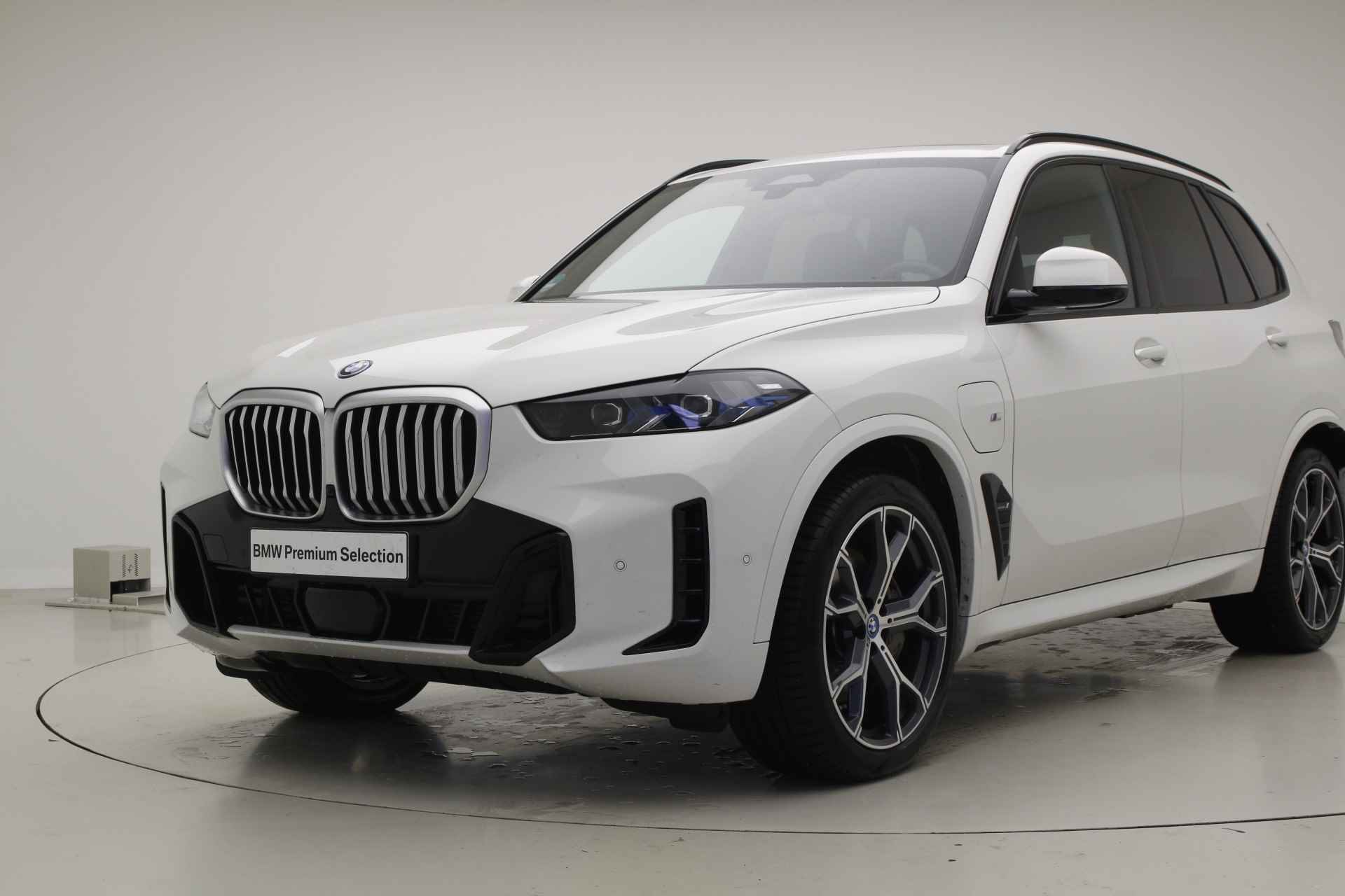 BMW X5 xDrive50e M-Sport | Panorama | 21" | Harman Kardon | Luchtvering v+a | Trekhaak - 8/47