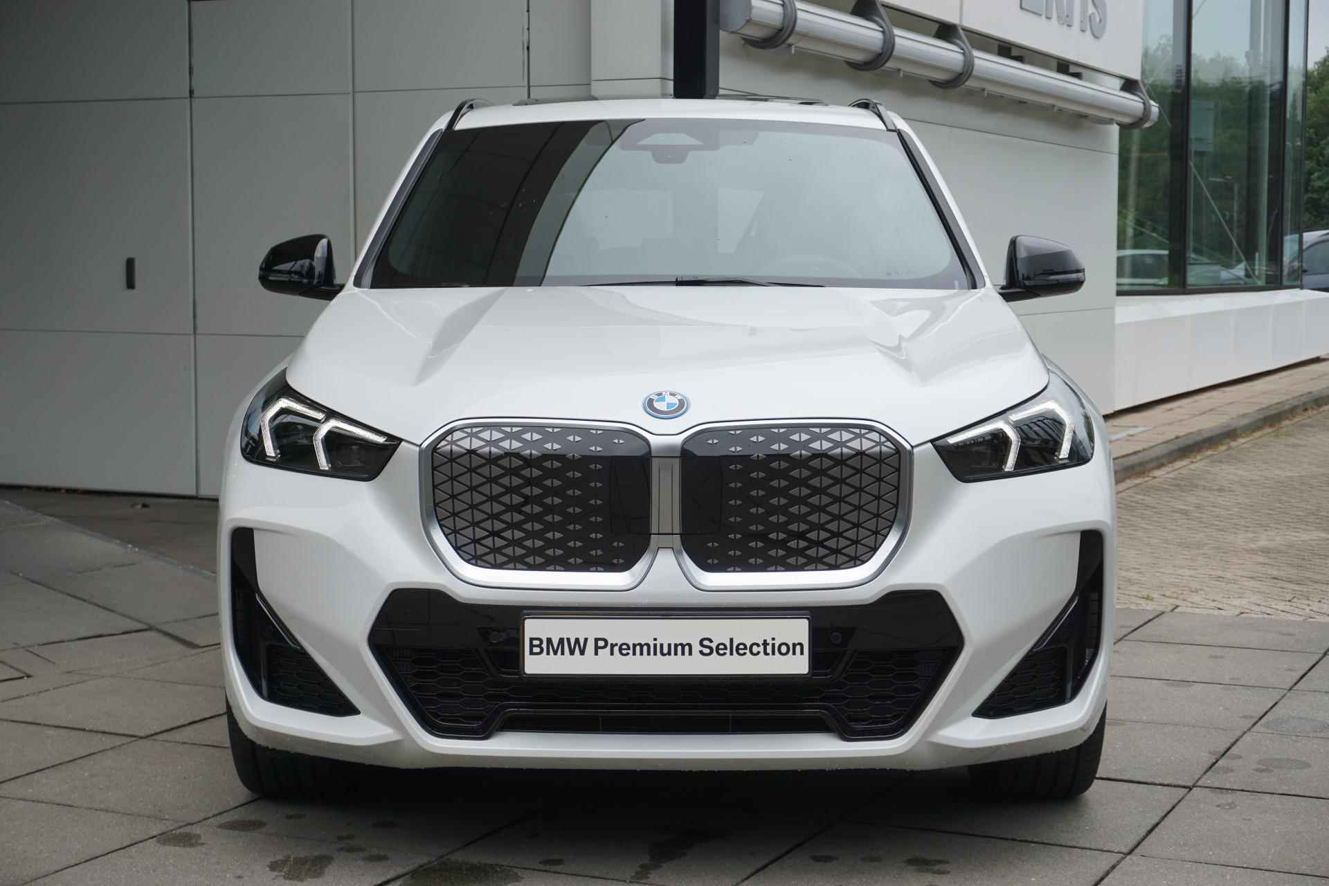 BMW iX1 eDrive20 M-Sport | Premium Pack | Panoramadak | Comfort access | 19 inch LMV - 3/34