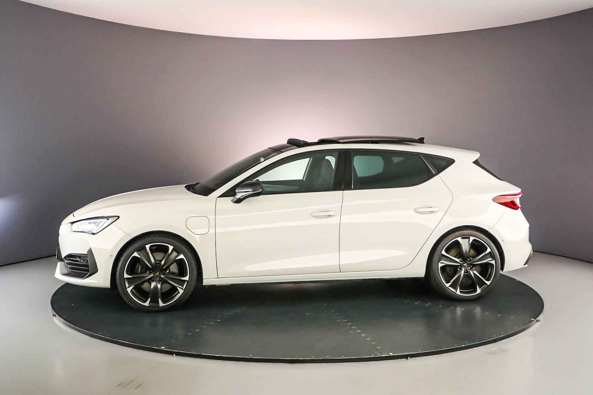 CUPRA Leon VZ Performance 1.4 TSI e-Hybrid 245pk DSG Automaat Panoramadak, Achteruitrijcamera, Navigatie, Adaptive cruise control, Stuurwiel verwarmd, Parkeersensoren, Stoelverwarming, Airco, DAB, Parkeer assistent, LED verlichting - 2/59