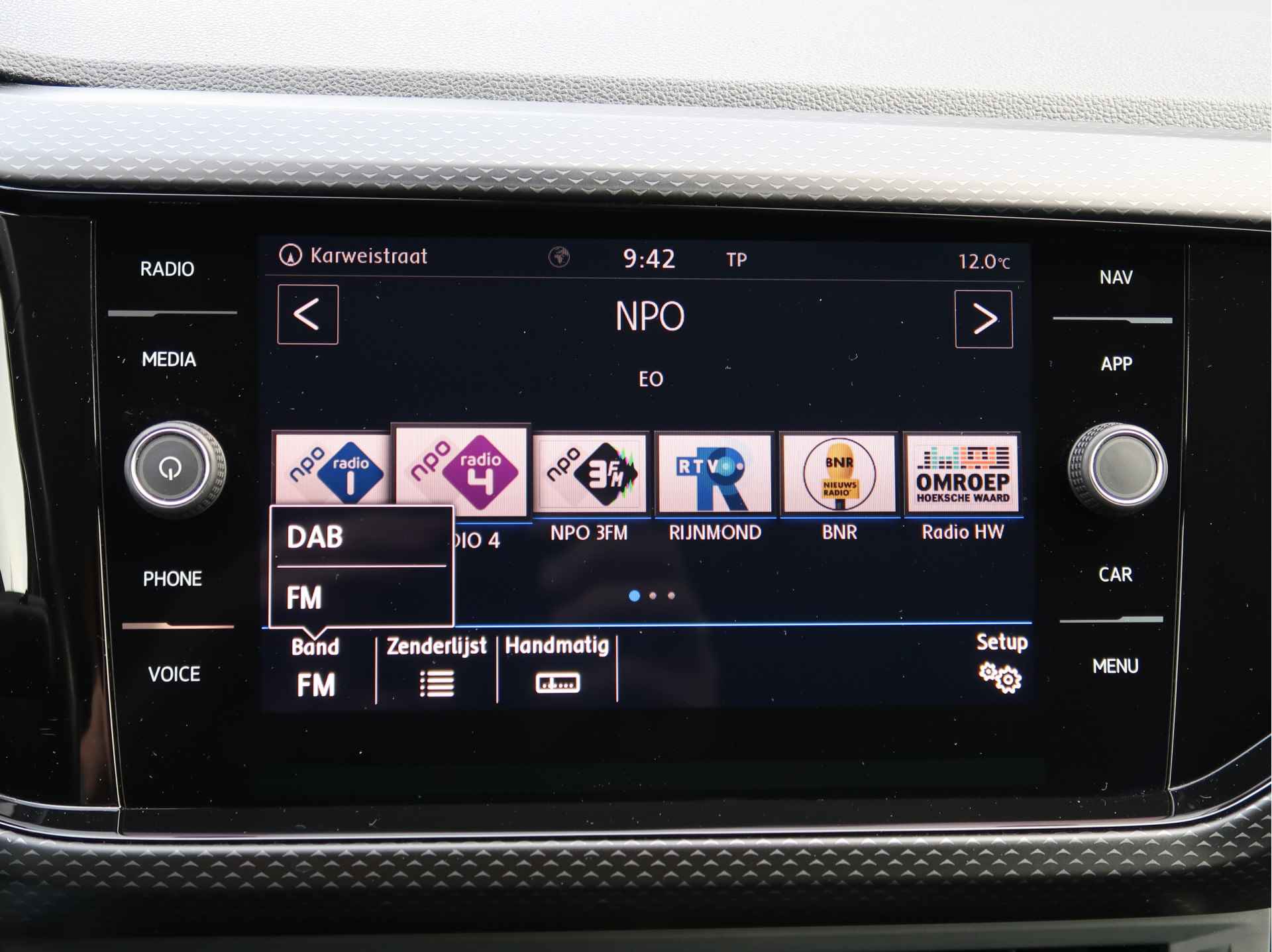 Volkswagen T-Cross 1.0 TSI Life Executive | navigatie | app-connect | trekhaak | - 16/21