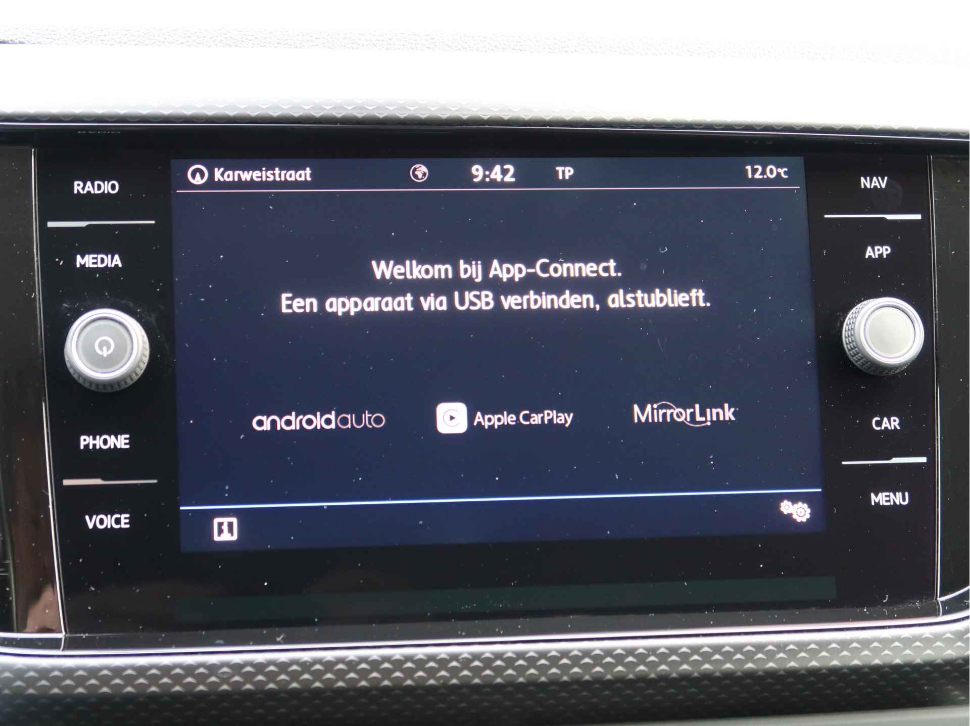 Volkswagen T-Cross 1.0 TSI Life Executive | navigatie | app-connect | trekhaak | - 17/21