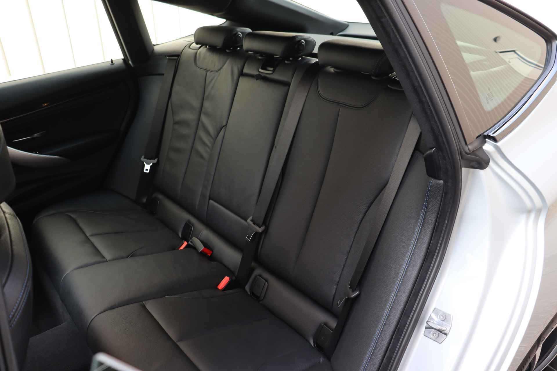 BMW 3-serie Gran Turismo 320i High Executive M Sport Automaat / Panoramadak / Sportstoelen / LED / M Sportonderstel / Navigatie Professional / Stoelverwarming - 30/33