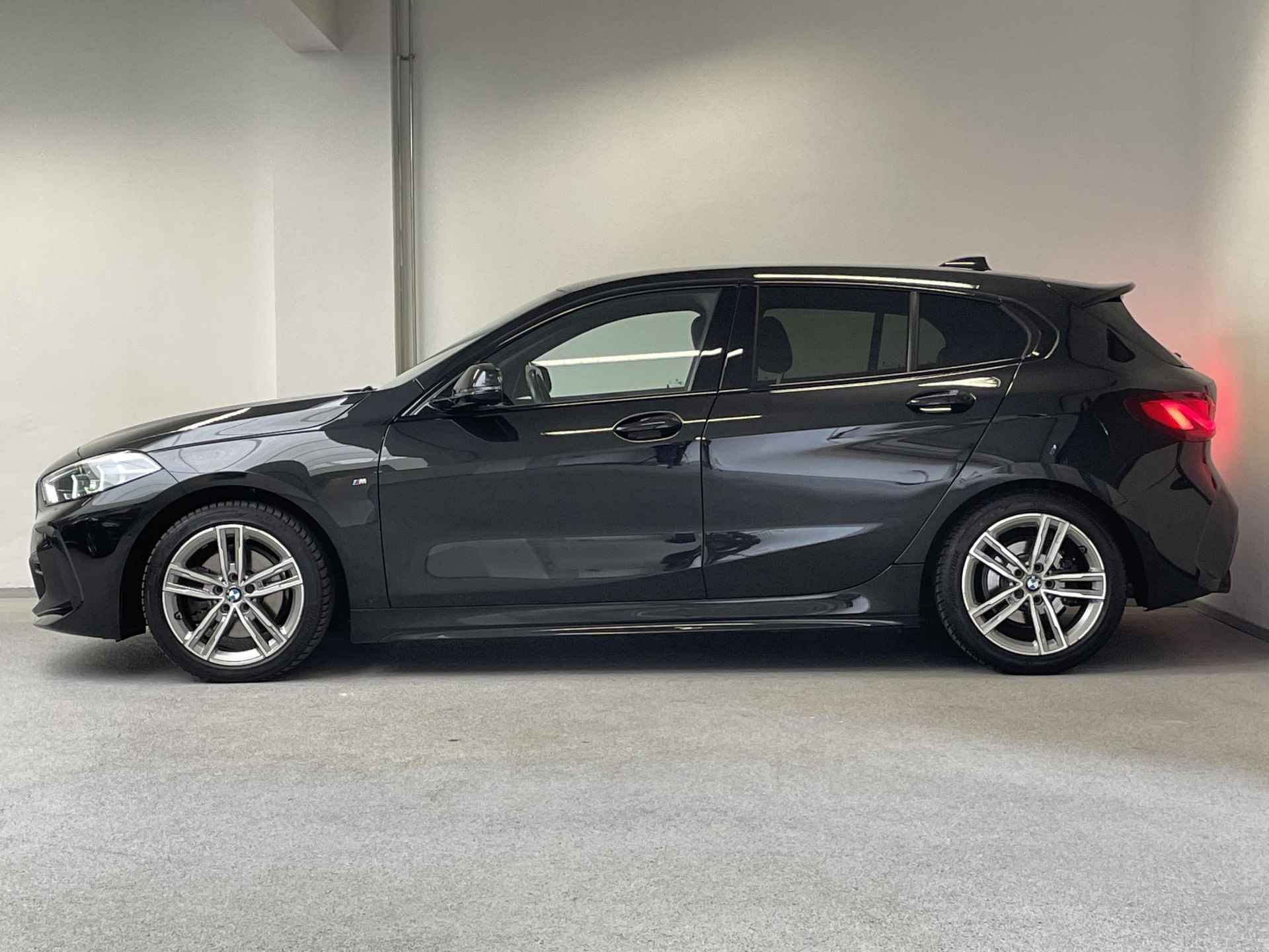 BMW 1-serie 118i M-sport | 1e-EIG. | ORG.NL | CAMERA | HALF-LEDER | CARPLAY | - 11/43