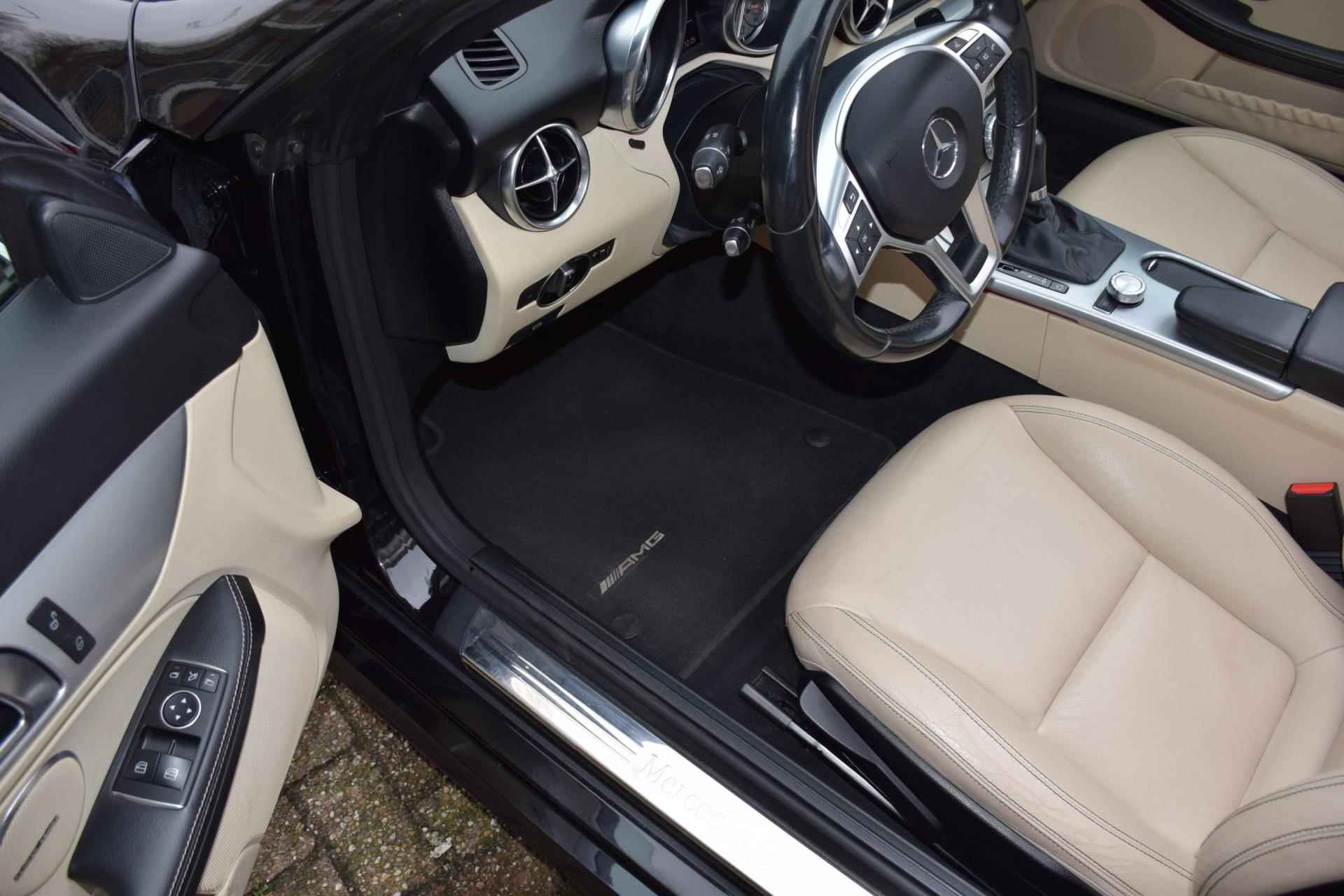 Mercedes-Benz SLK-klasse 200 CarbonLOOK Edition, Leer, Sportstoelen, Glazen dak, Stoel verwarming , Xenon, PDC , AMG Pakket, - 23/57