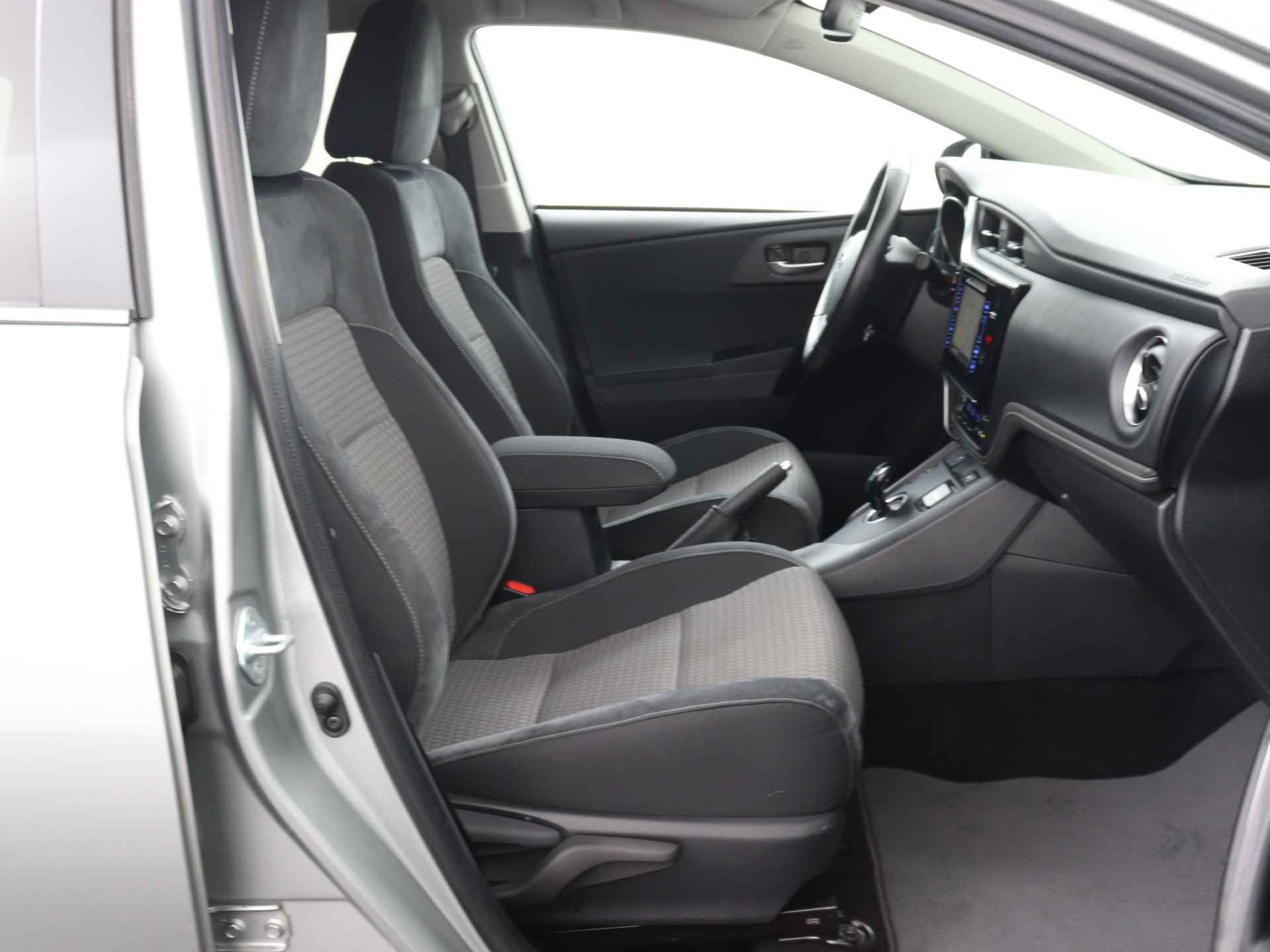 Toyota Auris Touring Sports 1.8 Hybrid Dynamic | Trekhaak | Navigatie | Cruise control | - 31/42