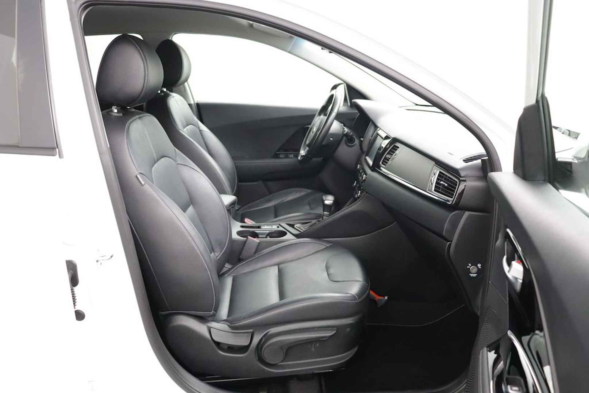 Kia Niro 1.6 GDi Hybrid DynamicPlusLine - Cruise Control Adaptief - Apple Carplay/Android Auto - Stoel-/stuurverwarming - Navigatie - Climate Control - Fabrieksgarantie tot 06-2026 - 31/57