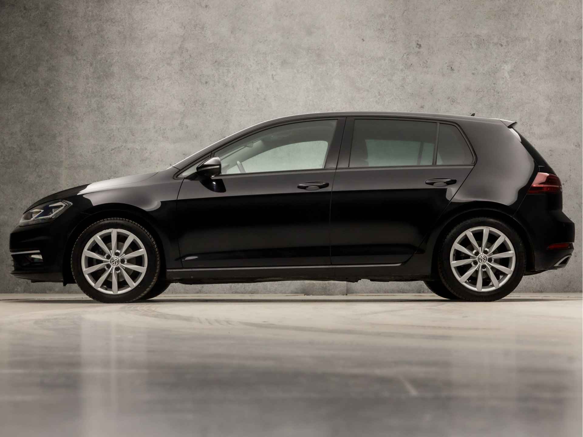 Volkswagen Golf 1.5 TSI Highline Business R 150Pk Automaat (DIGITAL COCKPIT, APPLE CARPLAY, GROOT NAVI, STOELVERWARMING, KEYLESS, ALCANTARA, LED KOPLAMPEN, CAMERA, ADAPTIVE CRUISE, SFEERVERLICHTING, NIEUWSTAAT) - 2/35