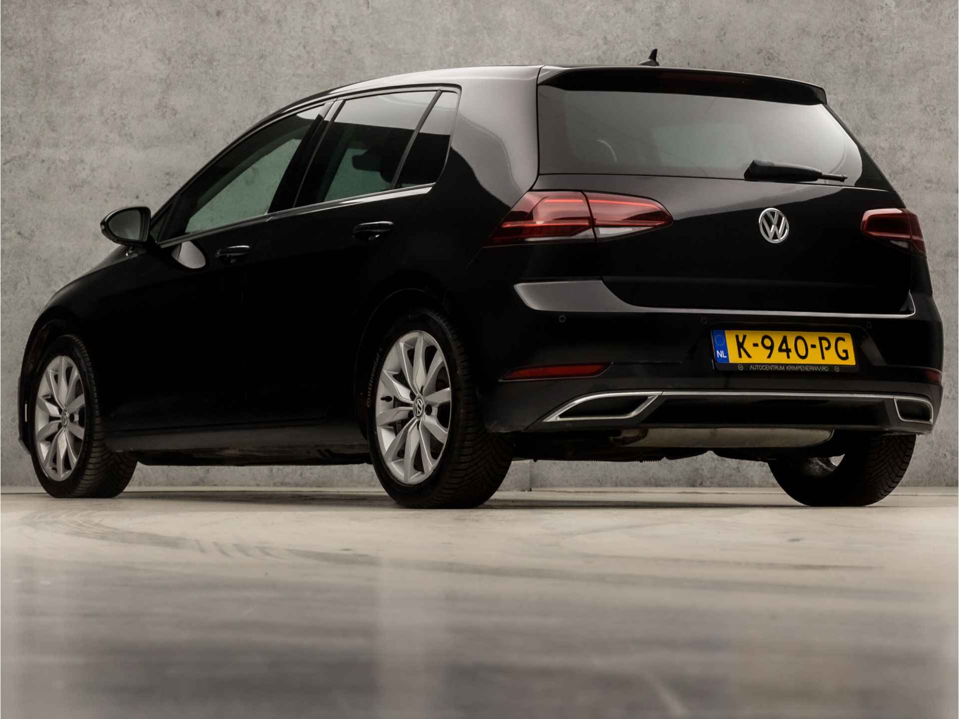 Volkswagen Golf 1.5 TSI Highline Business R 150Pk Automaat (DIGITAL COCKPIT, APPLE CARPLAY, GROOT NAVI, STOELVERWARMING, KEYLESS, ALCANTARA, LED KOPLAMPEN, CAMERA, ADAPTIVE CRUISE, SFEERVERLICHTING, NIEUWSTAAT) - 3/35