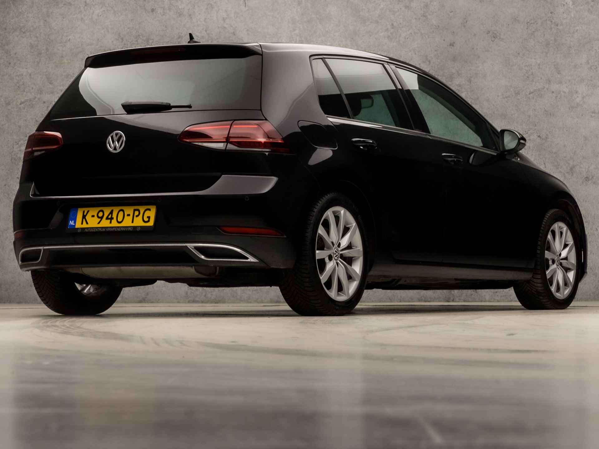 Volkswagen Golf 1.5 TSI Highline Business R 150Pk Automaat (DIGITAL COCKPIT, APPLE CARPLAY, GROOT NAVI, STOELVERWARMING, KEYLESS, ALCANTARA, LED KOPLAMPEN, CAMERA, ADAPTIVE CRUISE, SFEERVERLICHTING, NIEUWSTAAT) - 5/35