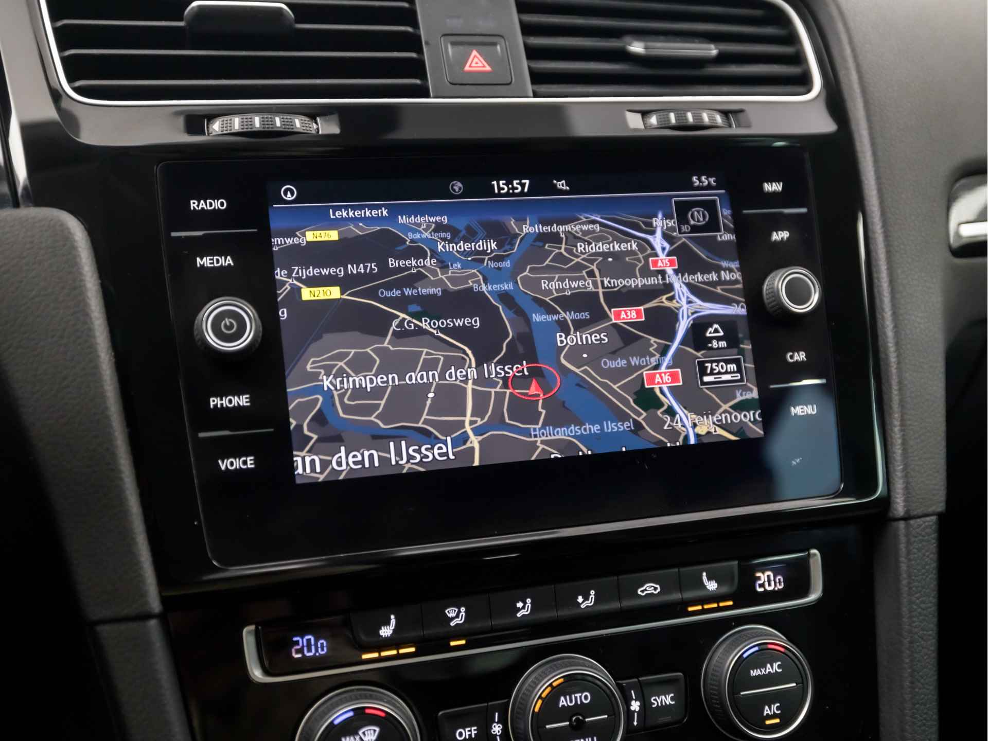 Volkswagen Golf 1.5 TSI Highline Business R 150Pk Automaat (DIGITAL COCKPIT, APPLE CARPLAY, GROOT NAVI, STOELVERWARMING, KEYLESS, ALCANTARA, LED KOPLAMPEN, CAMERA, ADAPTIVE CRUISE, SFEERVERLICHTING, NIEUWSTAAT) - 24/35