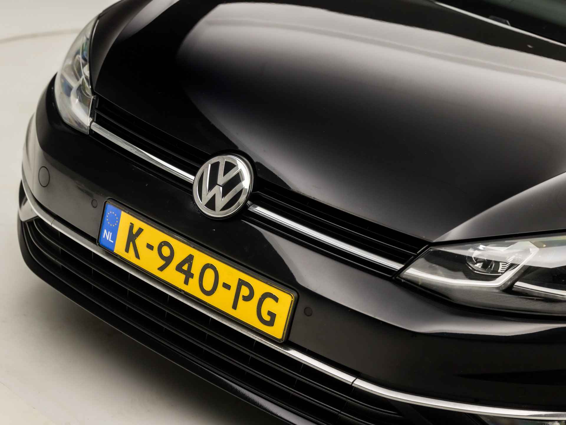 Volkswagen Golf 1.5 TSI Highline Business R 150Pk Automaat (DIGITAL COCKPIT, APPLE CARPLAY, GROOT NAVI, STOELVERWARMING, KEYLESS, ALCANTARA, LED KOPLAMPEN, CAMERA, ADAPTIVE CRUISE, SFEERVERLICHTING, NIEUWSTAAT) - 31/35