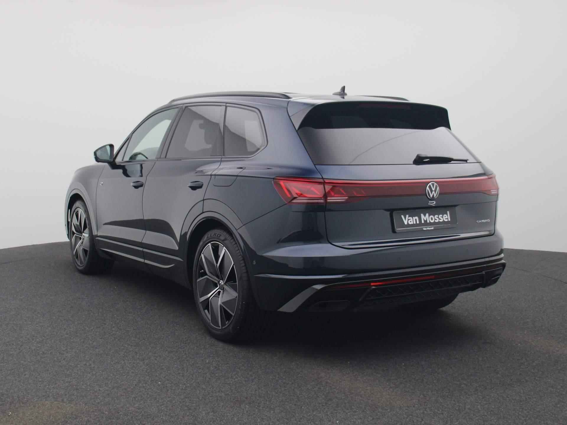 Volkswagen Touareg 3.0 TSi eHybrid 4MOTION R 462 PK | R-line | Automaat | Navigatie | Camera | Panoramadak | Adaptive Cruise Control | Trekhaak | Climate Control | Stoelverwarming | Parkeersensoren | Lichtmetalen velgen | Privacy glass | - 3/50