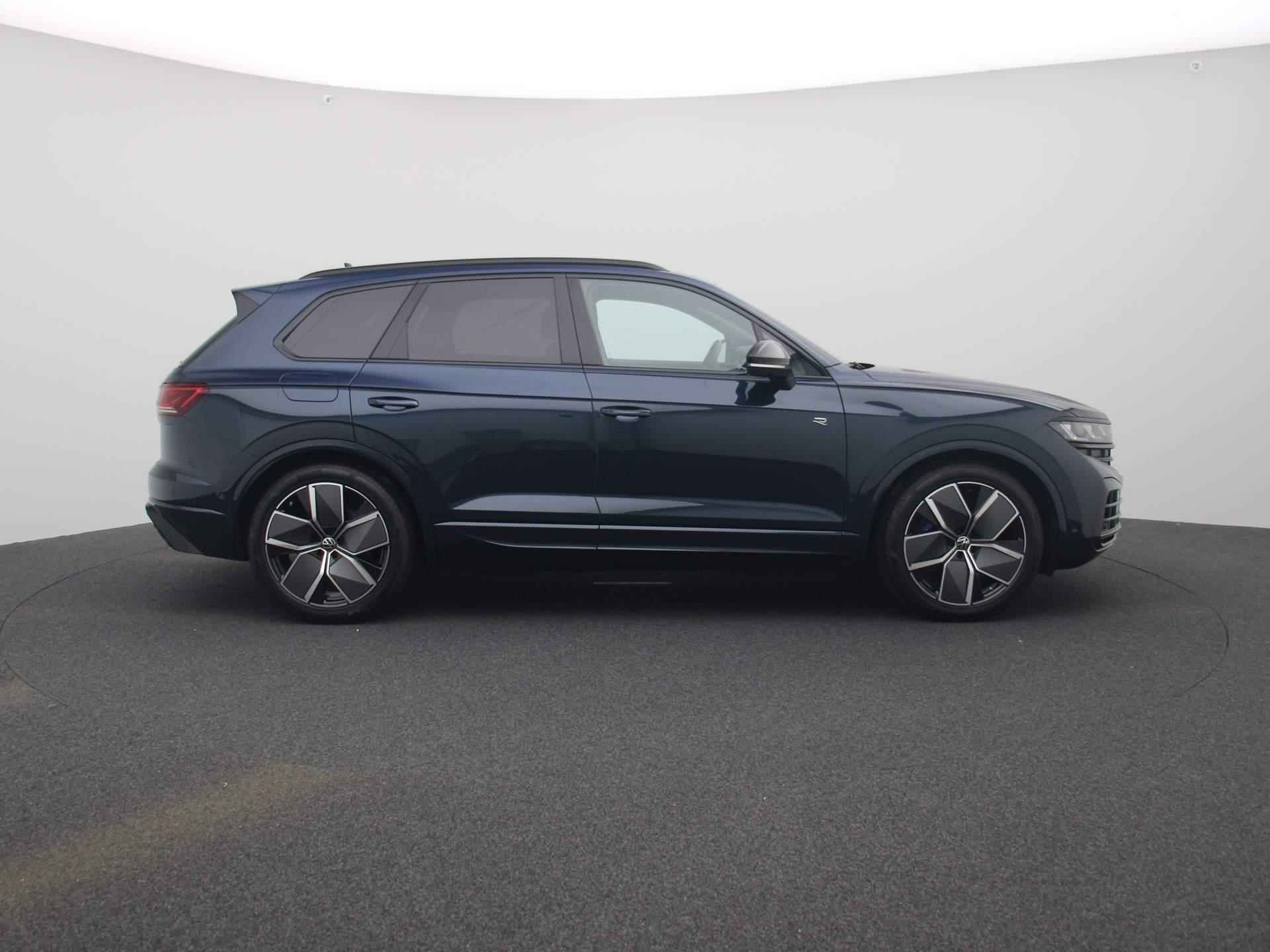 Volkswagen Touareg 3.0 TSi eHybrid 4MOTION R 462 PK | R-line | Automaat | Navigatie | Camera | Panoramadak | Adaptive Cruise Control | Trekhaak | Climate Control | Stoelverwarming | Parkeersensoren | Lichtmetalen velgen | Privacy glass | - 7/50