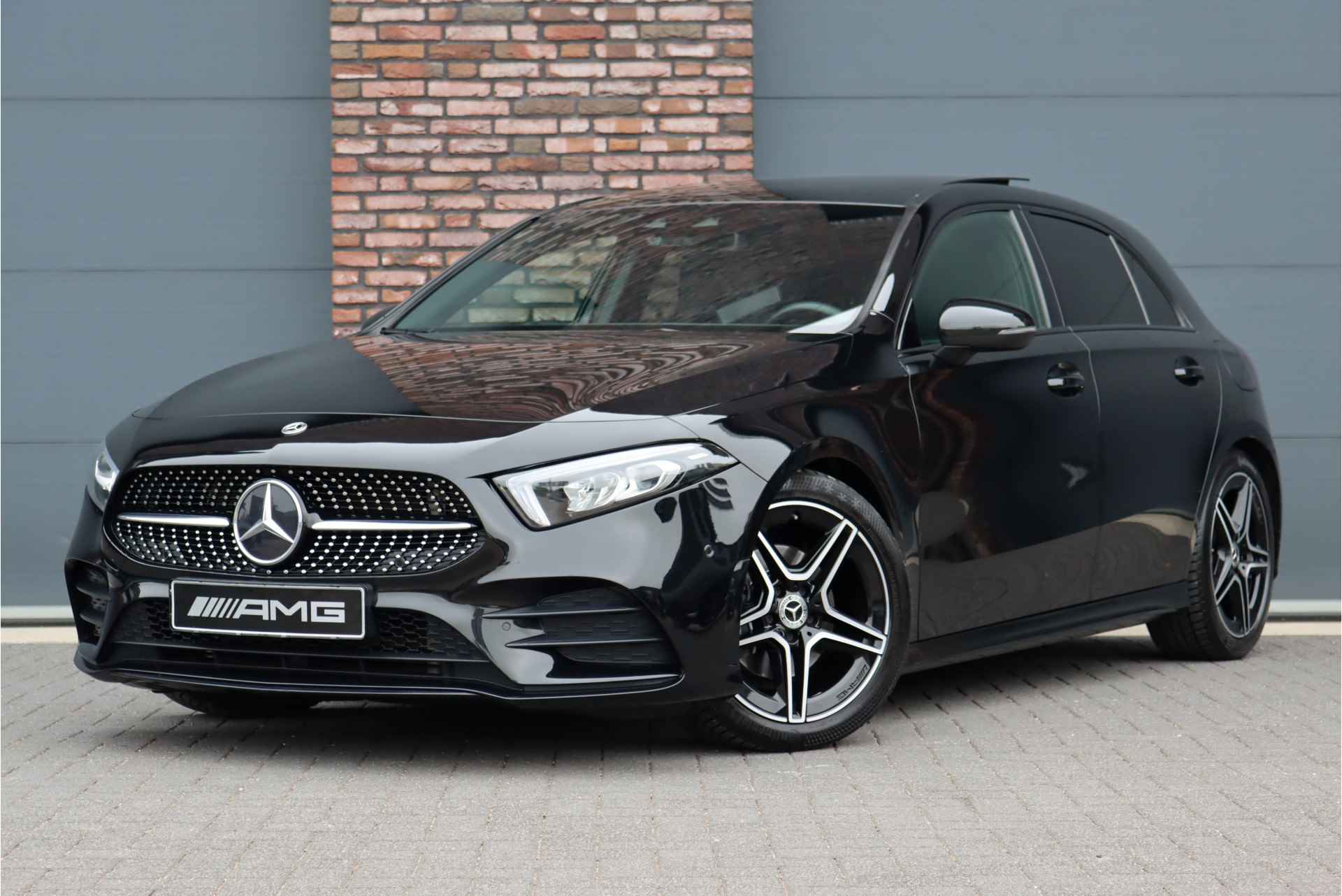 Mercedes-Benz A-Klasse 180 d AMG Line Aut8 | Panoramadak | Camera | Widescreen | Sfeerverlichting | Augmented Reality | Zitcomfortpakket | Apple Carplay/Android Auto | - 1/41