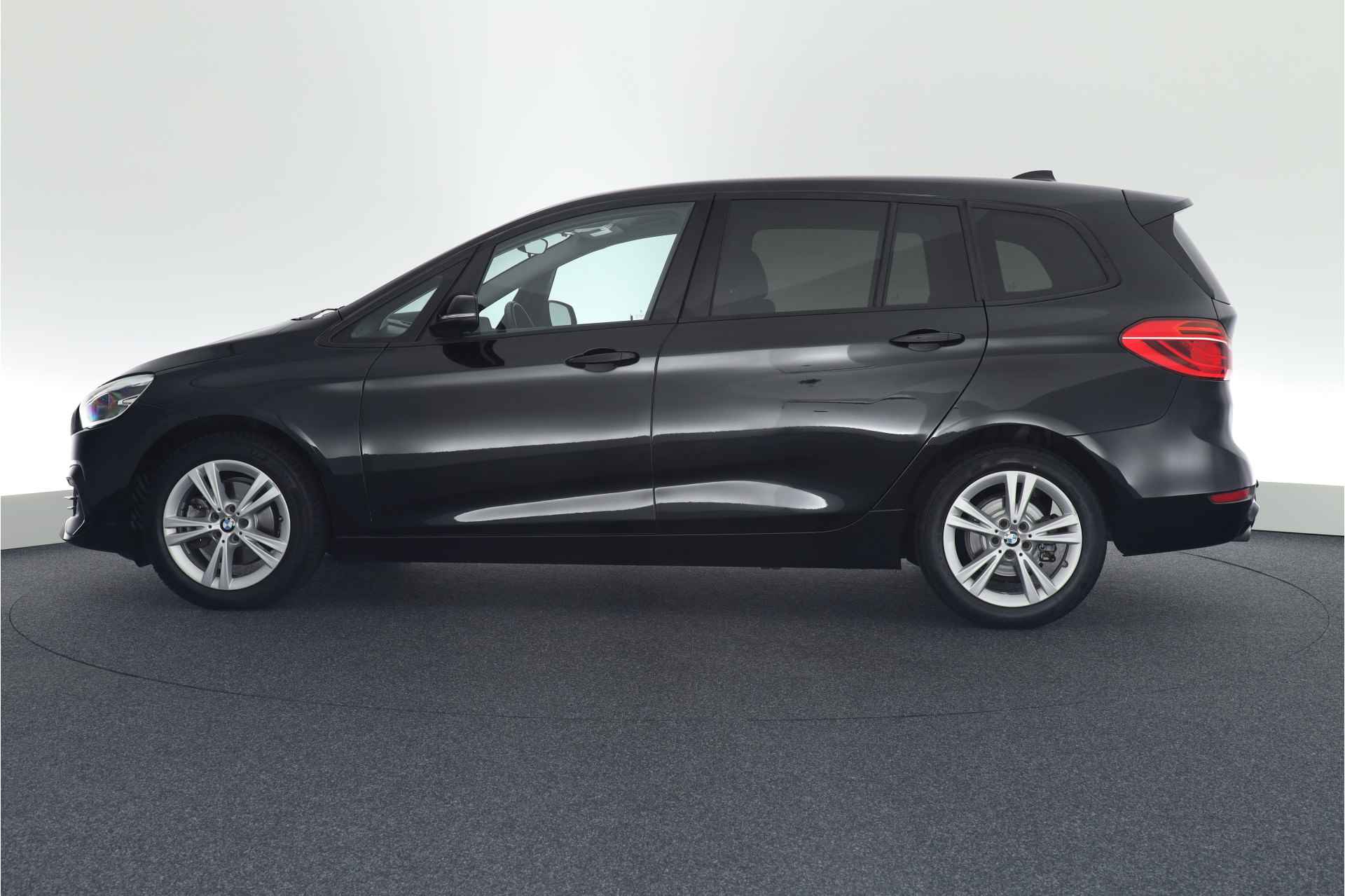 BMW 2 Serie Gran Tourer 218i 140pk Automaat 7Pers. Executive Trekhaak Camera Stoelverwarming Navigatie - 2/40