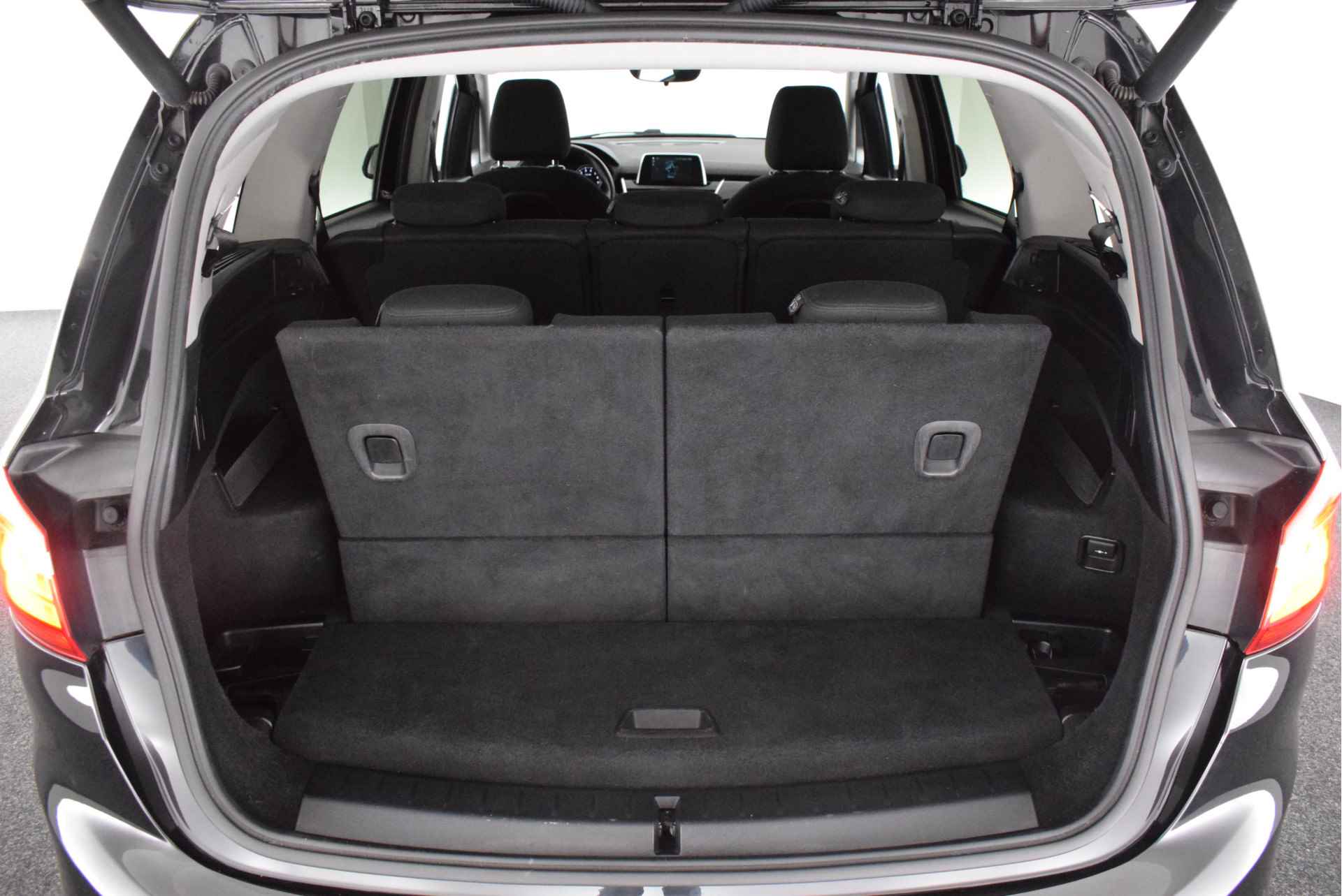 BMW 2 Serie Gran Tourer 218i 140pk Automaat 7Pers. Executive Trekhaak Camera Stoelverwarming Navigatie - 38/40