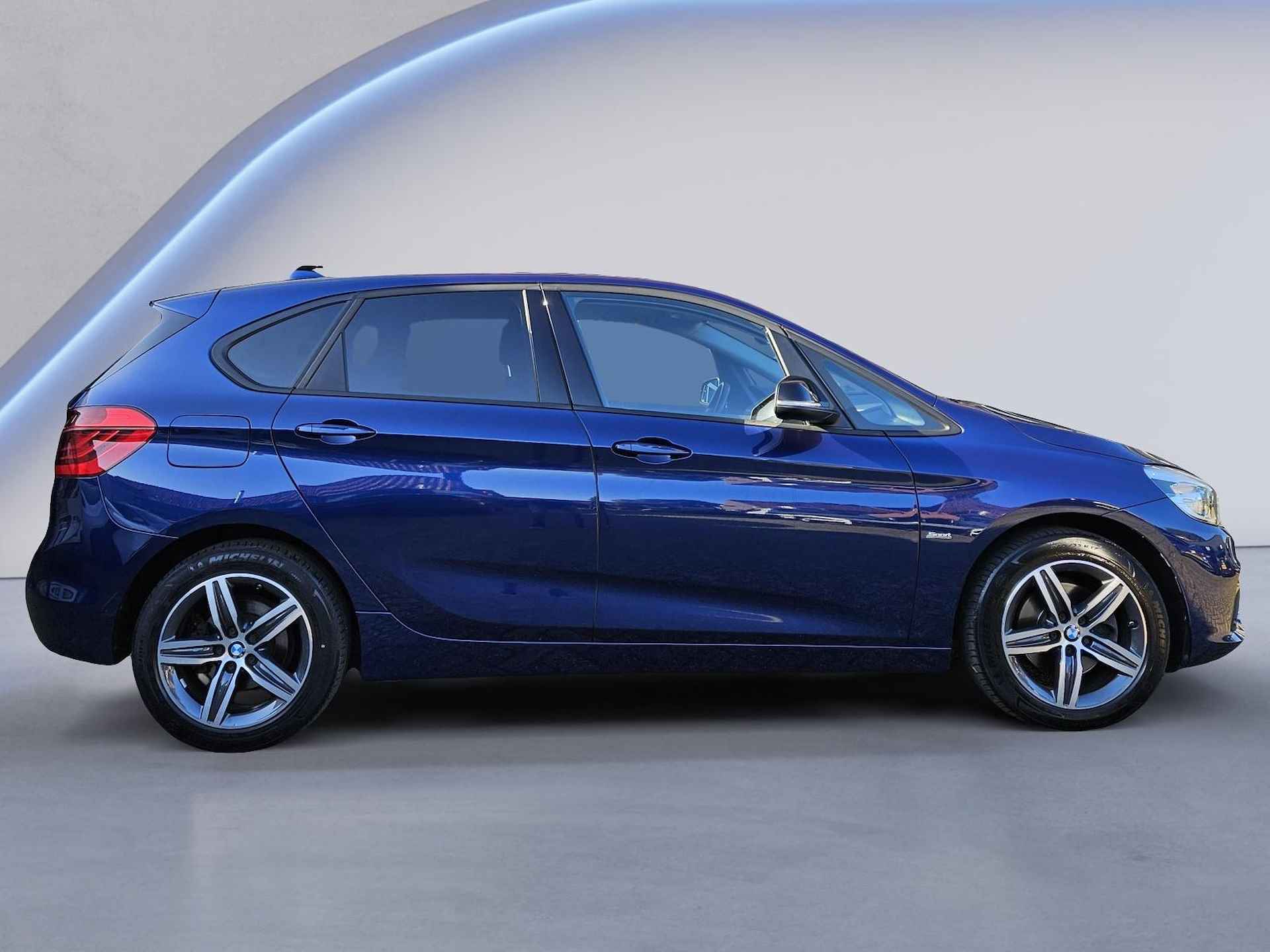 BMW 2-serie Active Tourer 218i Sport /Apple Carplay/Elektrische Achterklep/Sportstoelen/Stoelverw./Grootlichtassistent/Cruise&Clima Control/(MET GARANTIE*) - 5/39