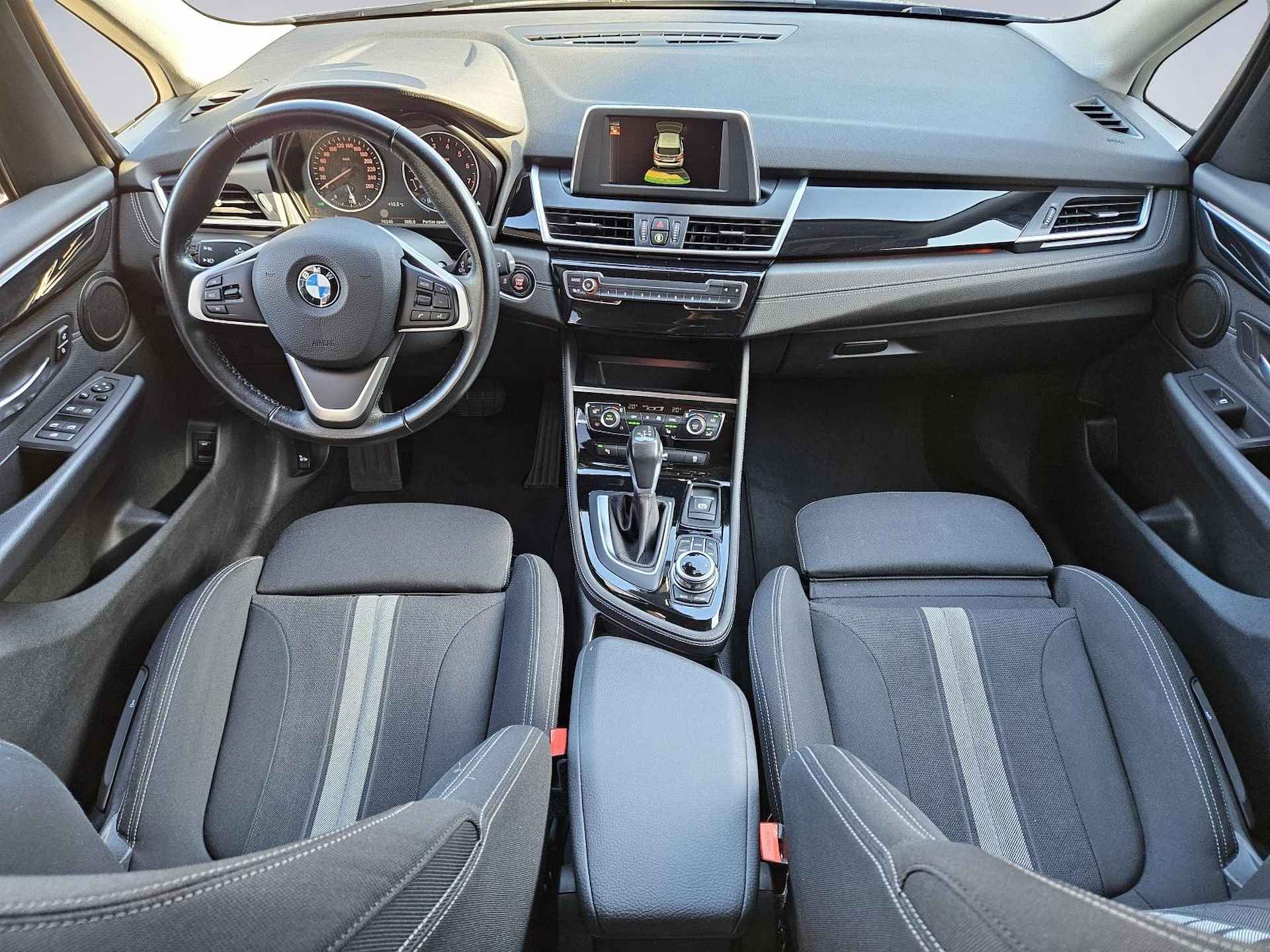 BMW 2-serie Active Tourer 218i Sport /Apple Carplay/Elektrische Achterklep/Sportstoelen/Stoelverw./Grootlichtassistent/Cruise&Clima Control/(MET GARANTIE*) - 11/39