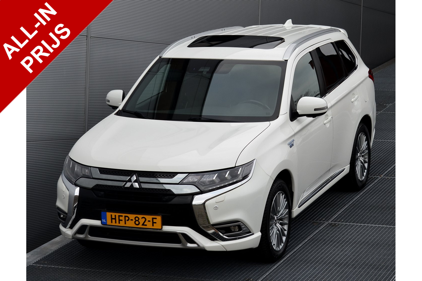 Mitsubishi Outlander PHEV 2.4 INSTYLE 4WD | PLUG IN HYBRID | V2G | FULL OPTIONS | SCHUIFDAK | ADAPTIEF CRUISE | TREKHAAK 1500KG | ALL SEASON BANDEN | ALL IN RIJKLAARPRIJS