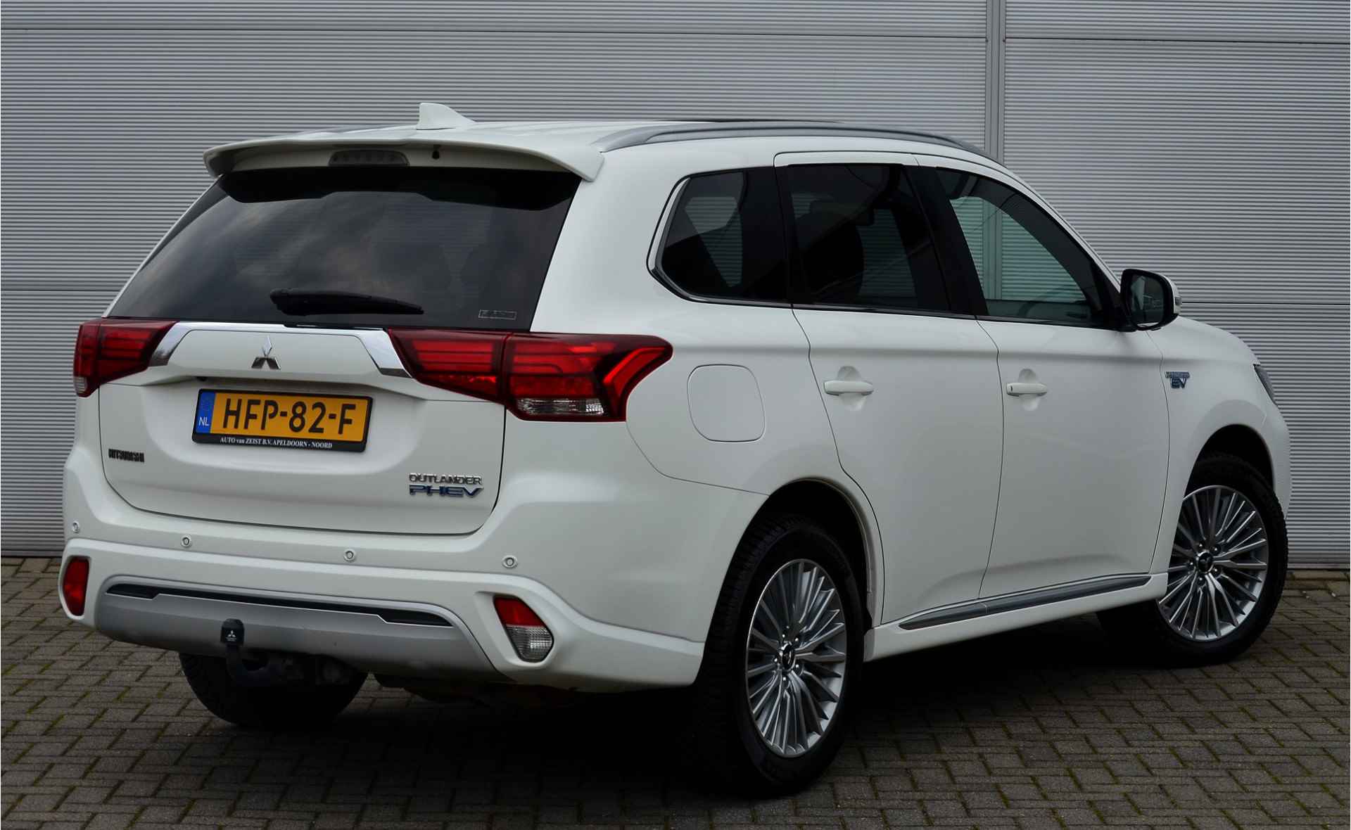 Mitsubishi Outlander PHEV 2.4 INSTYLE 4WD | PLUG IN HYBRID | V2G | FULL OPTIONS | SCHUIFDAK | ADAPTIEF CRUISE | TREKHAAK 1500KG | ALL SEASON BANDEN | ALL IN RIJKLAARPRIJS - 3/54