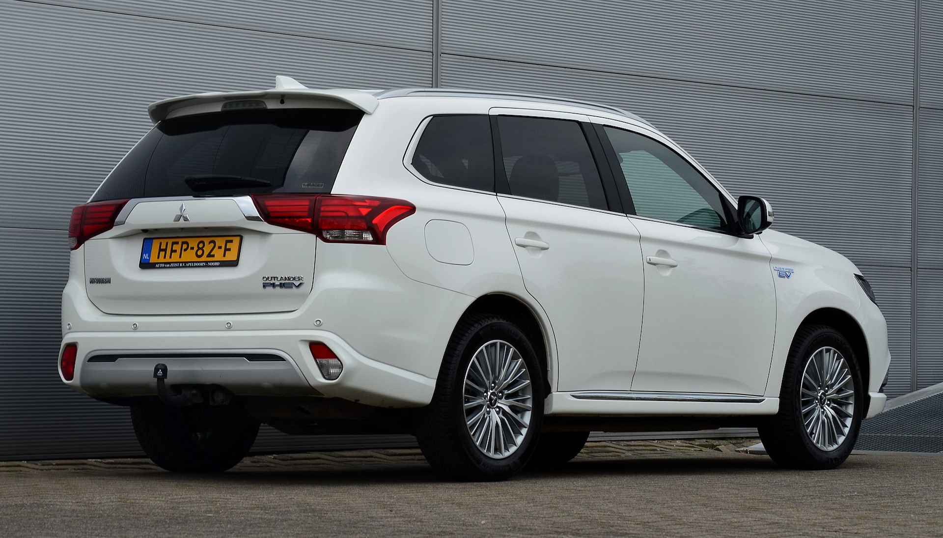 Mitsubishi Outlander PHEV 2.4 INSTYLE 4WD | PLUG IN HYBRID | V2G | FULL OPTIONS | SCHUIFDAK | ADAPTIEF CRUISE | TREKHAAK 1500KG | ALL SEASON BANDEN | ALL IN RIJKLAARPRIJS - 11/54