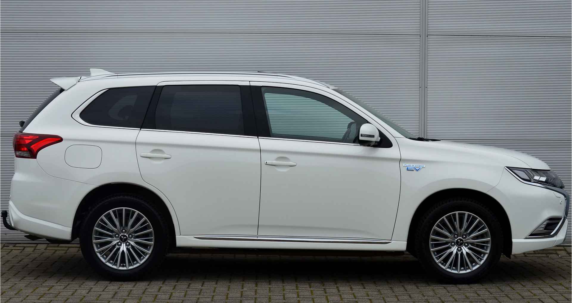 Mitsubishi Outlander PHEV 2.4 INSTYLE 4WD | PLUG IN HYBRID | V2G | FULL OPTIONS | SCHUIFDAK | ADAPTIEF CRUISE | TREKHAAK 1500KG | ALL SEASON BANDEN | ALL IN RIJKLAARPRIJS - 12/54