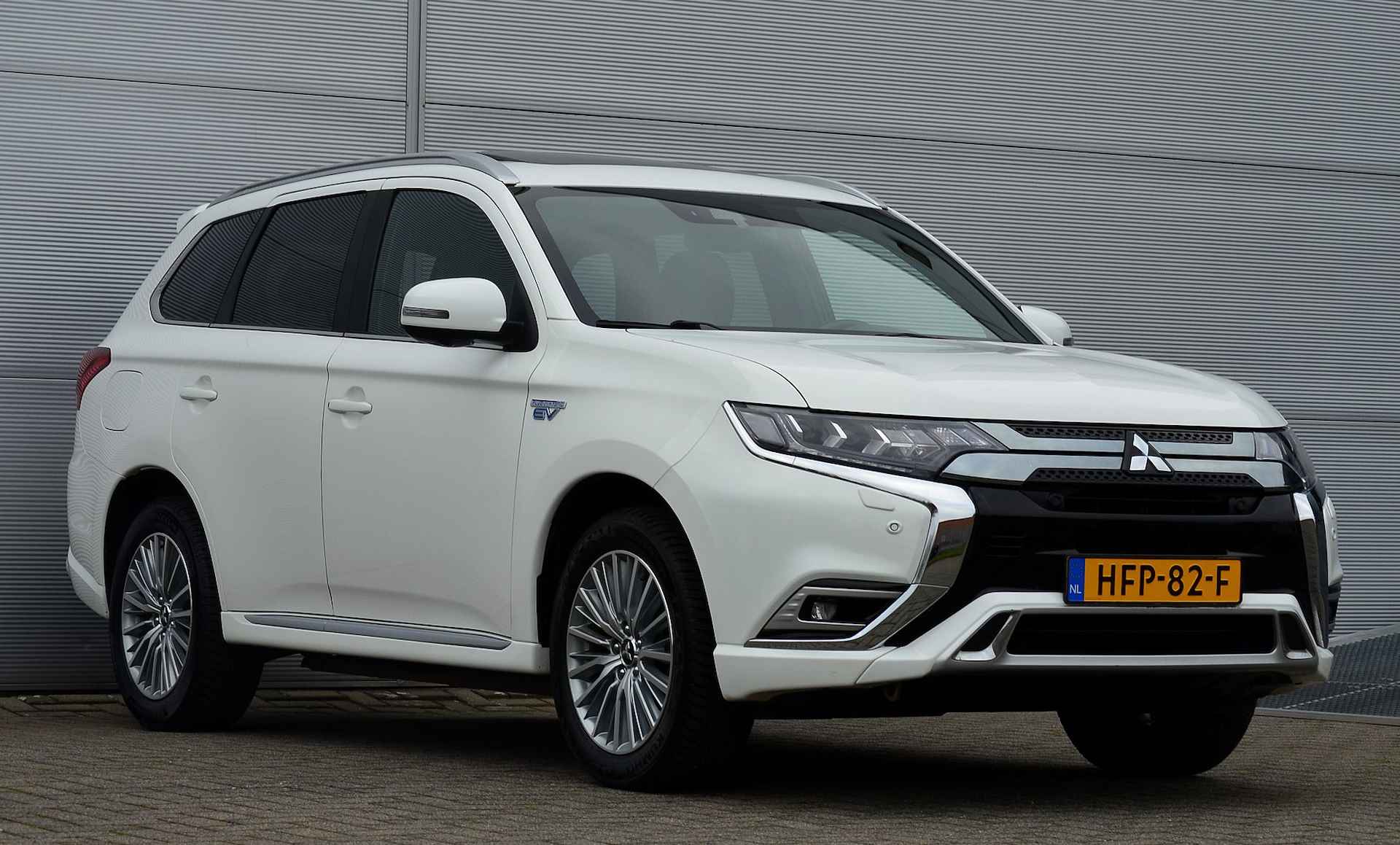 Mitsubishi Outlander PHEV 2.4 INSTYLE 4WD | PLUG IN HYBRID | V2G | FULL OPTIONS | SCHUIFDAK | ADAPTIEF CRUISE | TREKHAAK 1500KG | ALL SEASON BANDEN | ALL IN RIJKLAARPRIJS - 13/54