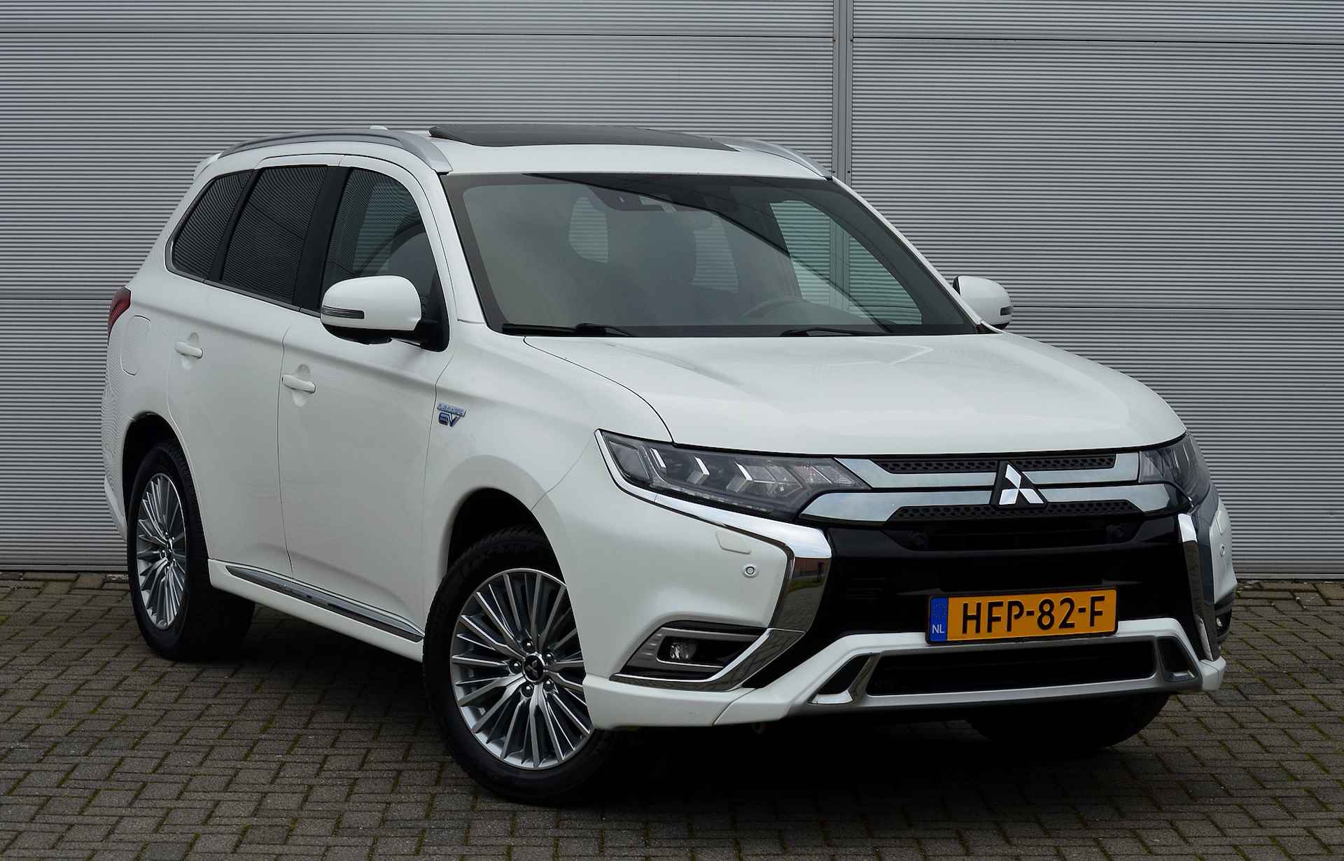 Mitsubishi Outlander PHEV 2.4 INSTYLE 4WD | PLUG IN HYBRID | V2G | FULL OPTIONS | SCHUIFDAK | ADAPTIEF CRUISE | TREKHAAK 1500KG | ALL SEASON BANDEN | ALL IN RIJKLAARPRIJS - 14/54