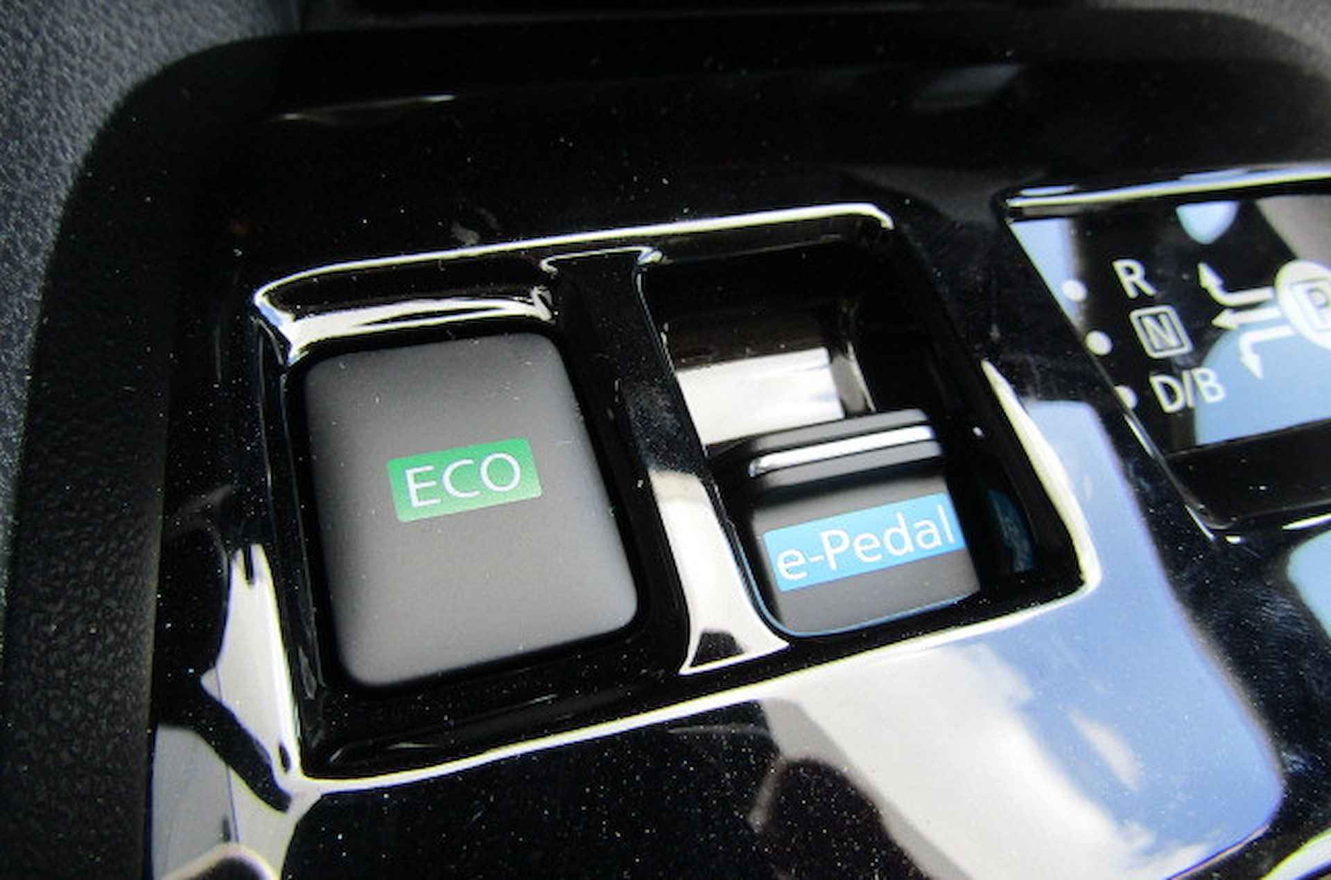 Nissan Leaf Electric 39kWh N-Connecta | VOORRAADVOORDEEL | LED-Pack | 360 Camera | Navi | Stoel & Stuurwielverwarming | NIEUW !! - 20/21