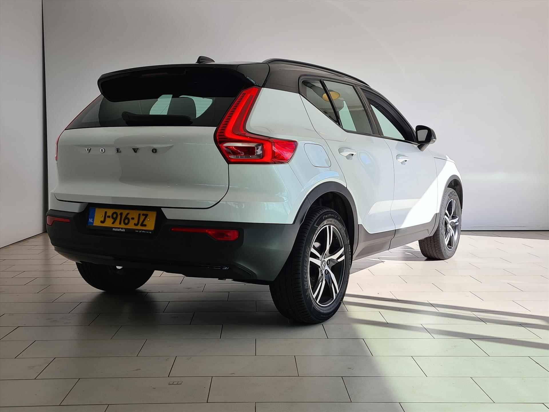 VOLVO Xc40 T2 129pk Geartronic R-Design NAVI LED LMV WINTERPACK - 2/33