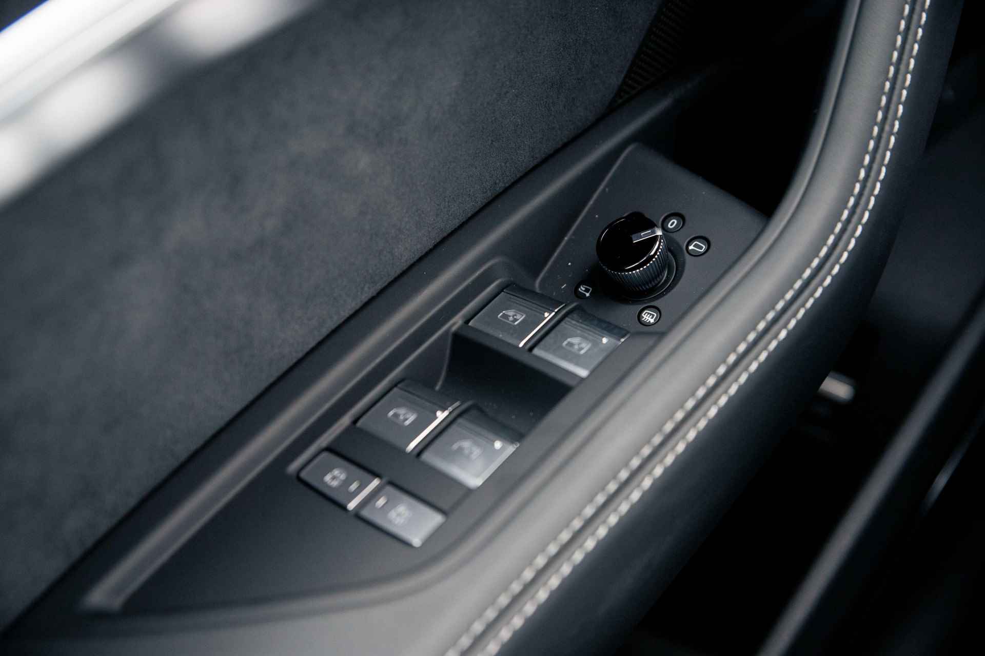 Audi Q8 e-tron 55 quattro S Edition 115 kWh | Assistentiepakket Plus | Supersportstoelen | 360 camera | Keyless | B&O | 22" - 28/41