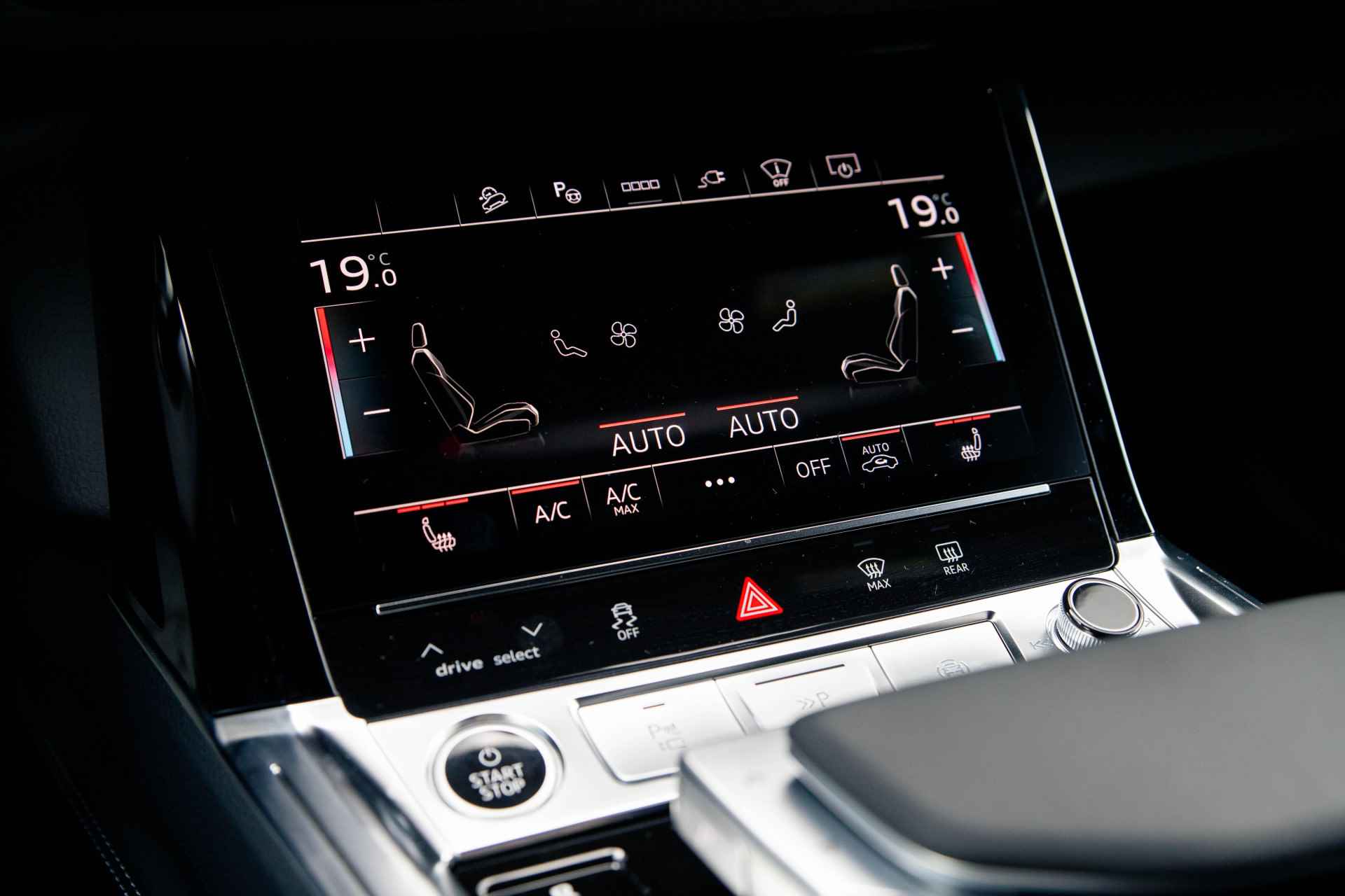 Audi Q8 e-tron 55 quattro S Edition 115 kWh | Assistentiepakket Plus | Supersportstoelen | 360 camera | Keyless | B&O | 22" - 29/41