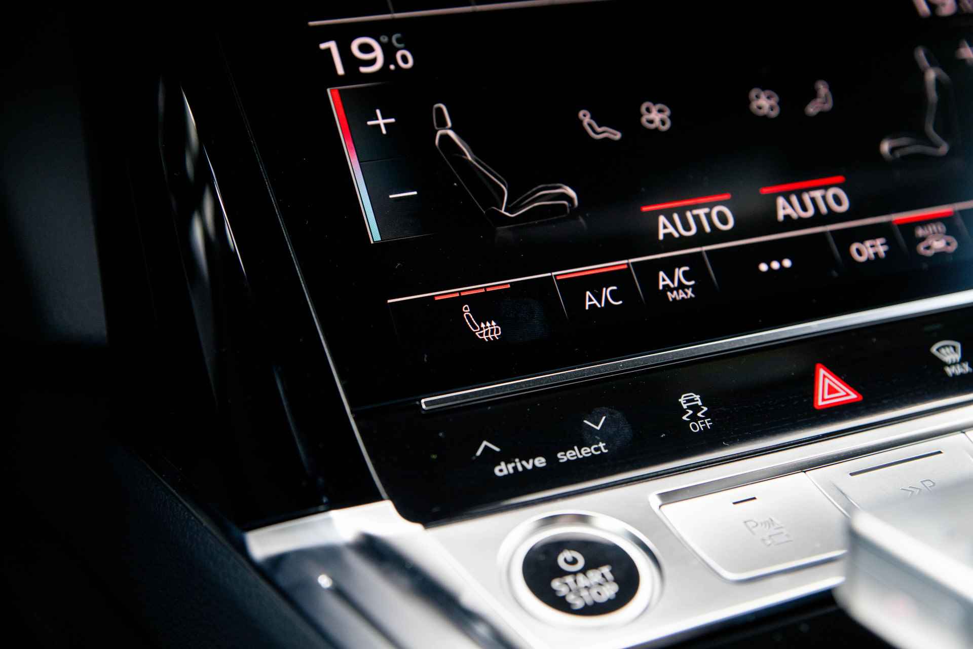 Audi Q8 e-tron 55 quattro S Edition 115 kWh | Assistentiepakket Plus | Supersportstoelen | 360 camera | Keyless | B&O | 22" - 30/41