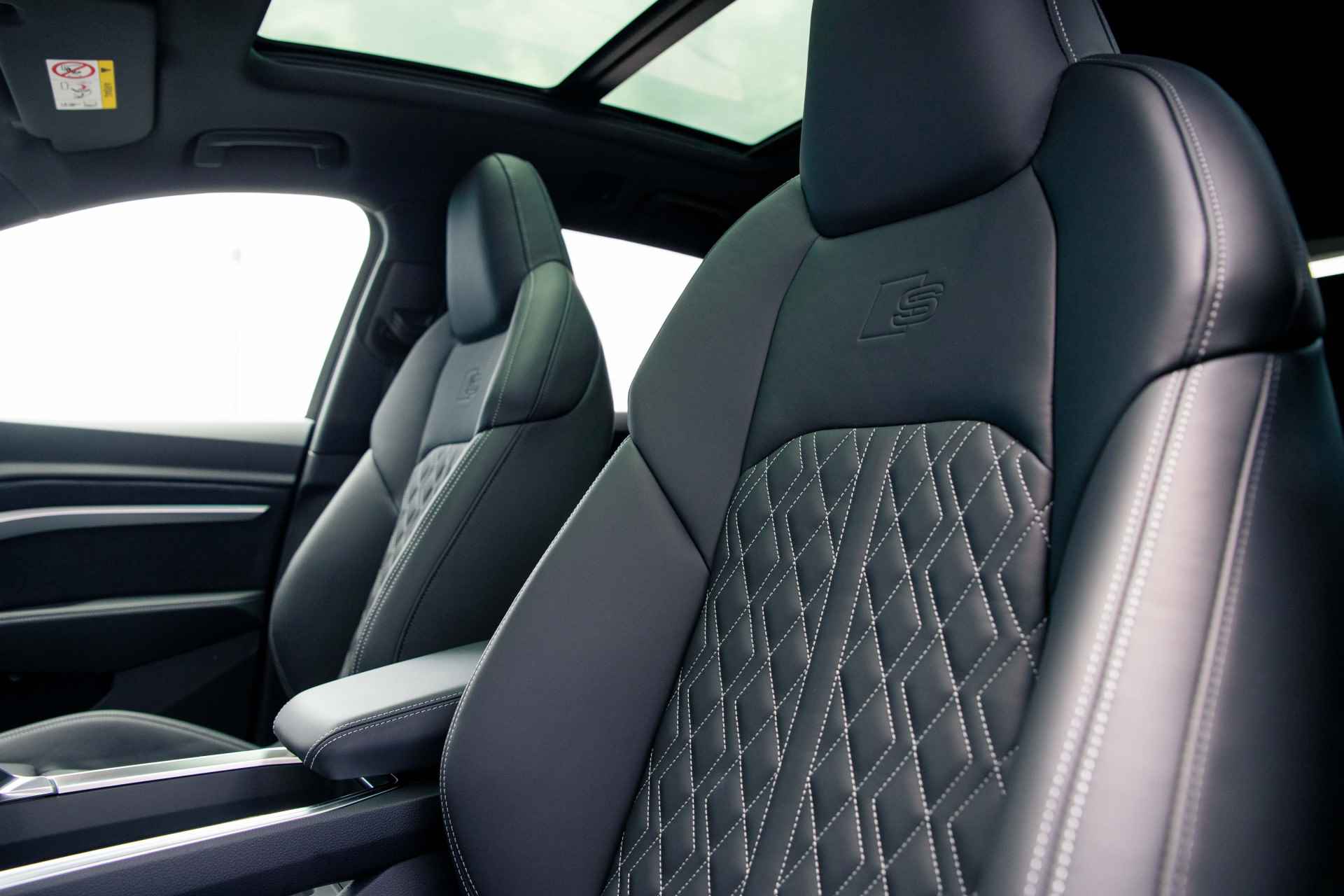 Audi Q8 e-tron 55 quattro S Edition 115 kWh | Assistentiepakket Plus | Supersportstoelen | 360 camera | Keyless | B&O | 22" - 41/41