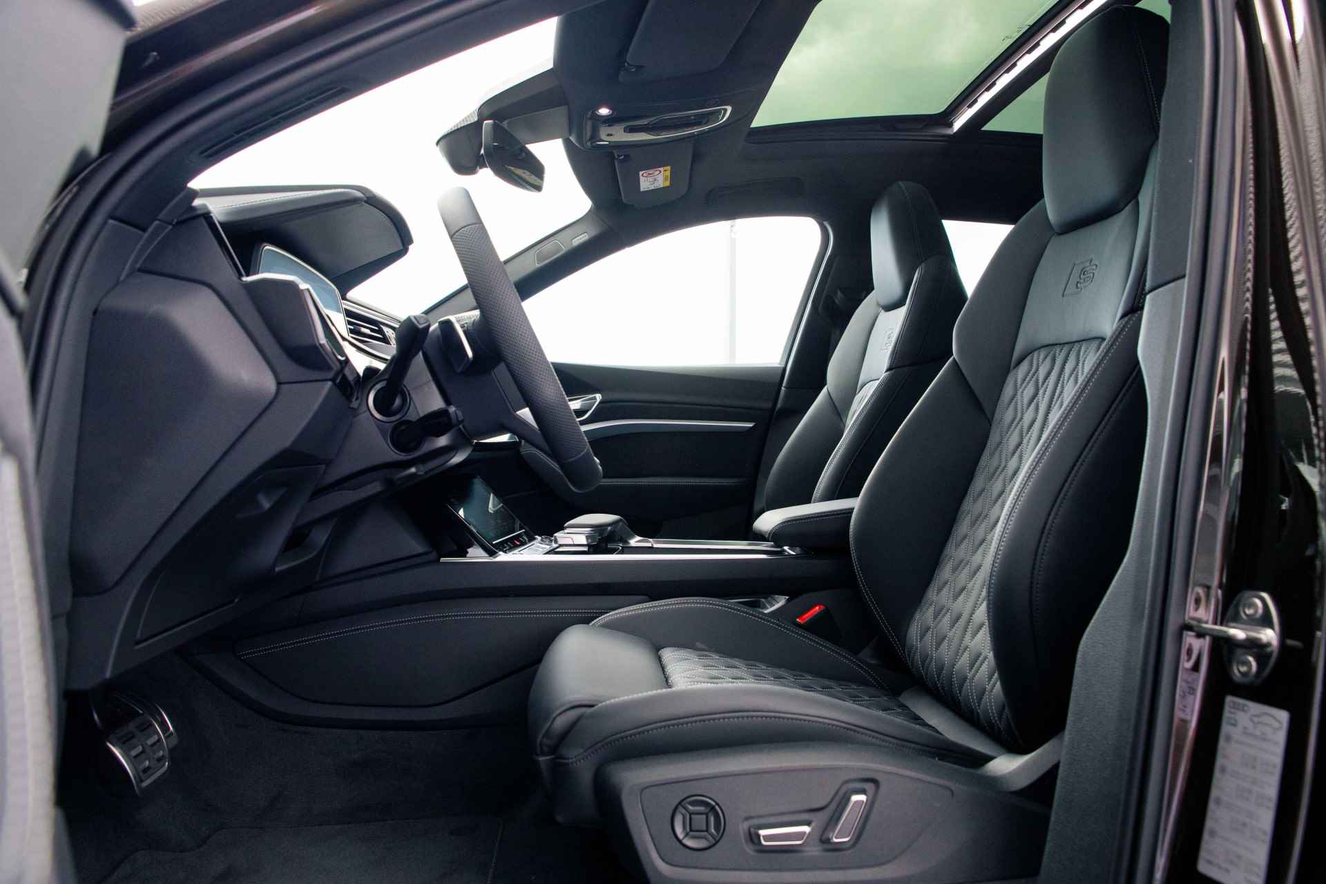 Audi Q8 e-tron 55 quattro S Edition 115 kWh | Assistentiepakket Plus | Supersportstoelen | 360 camera | Keyless | B&O | 22" - 18/41