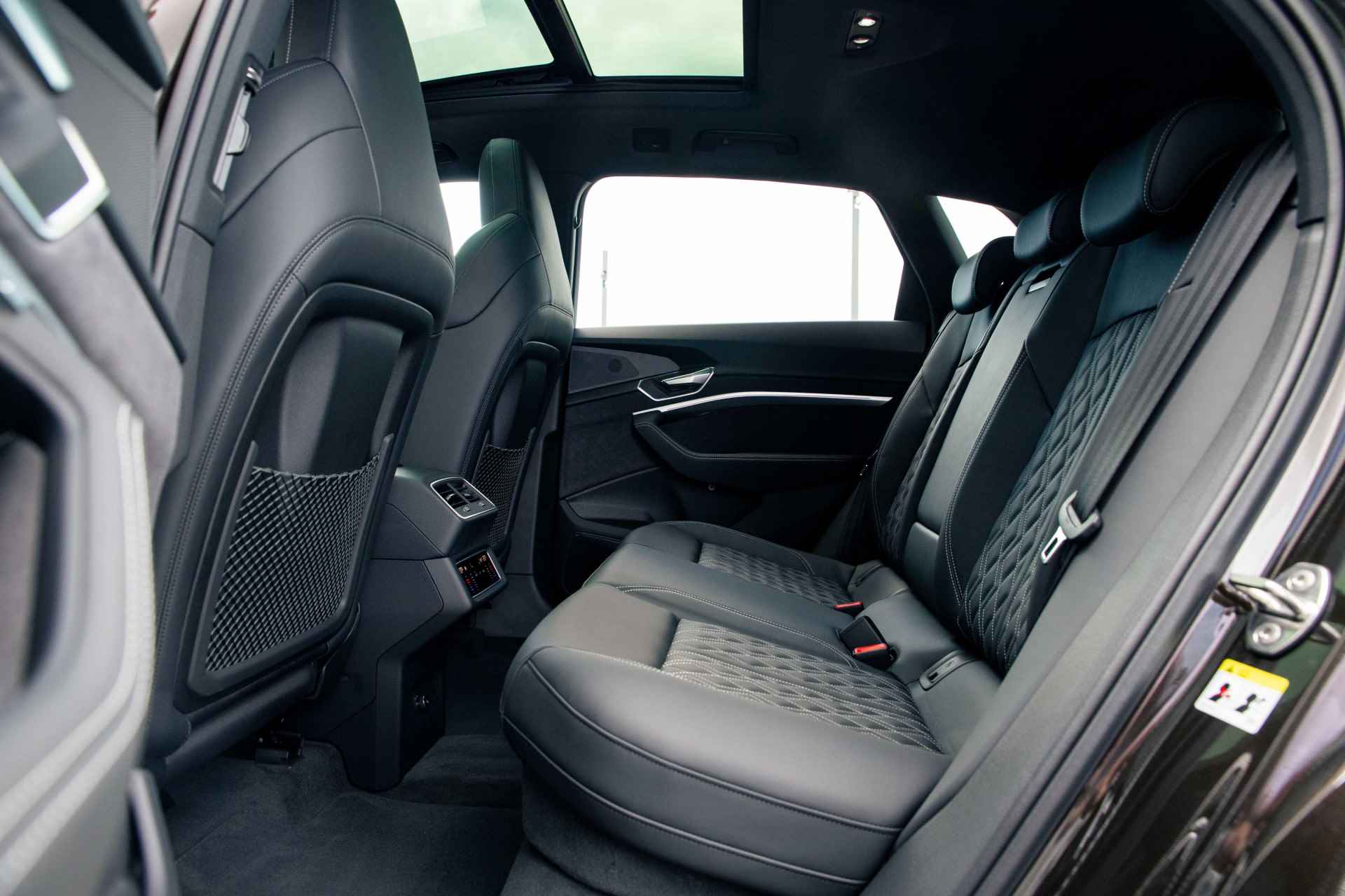 Audi Q8 e-tron 55 quattro S Edition 115 kWh | Assistentiepakket Plus | Supersportstoelen | 360 camera | Keyless | B&O | 22" - 21/41