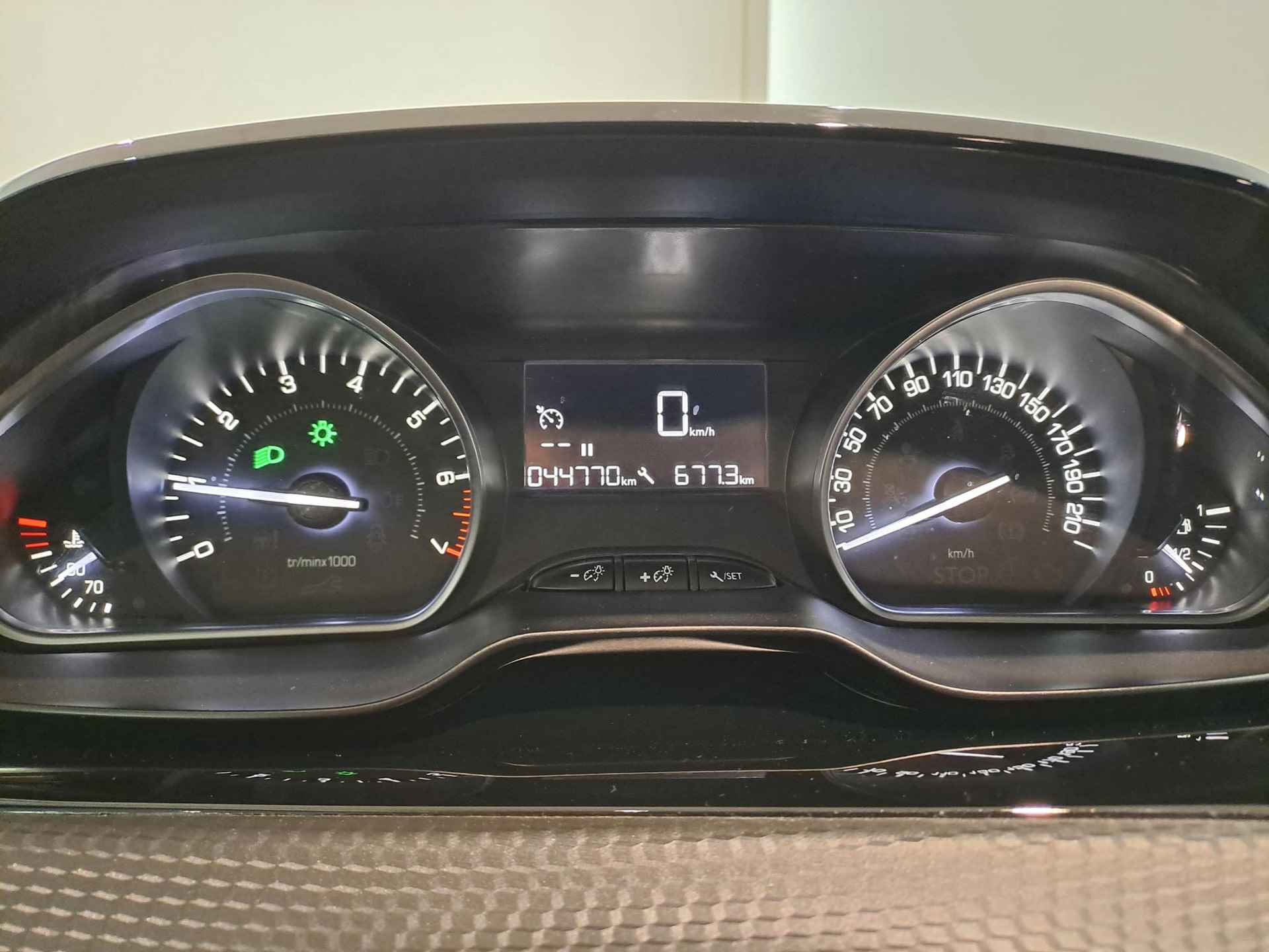 Peugeot 2008 1.2 PureTech Signature | navigatie | Parkeersensoren | Airco - 16/28